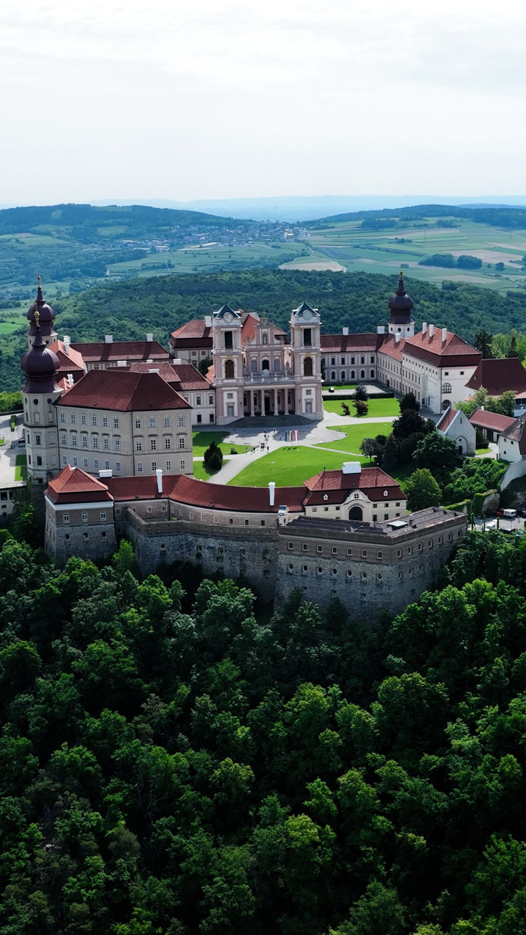 Luftaufnahme des Stifts Göttweig in Österreich, umgeben von Wald.