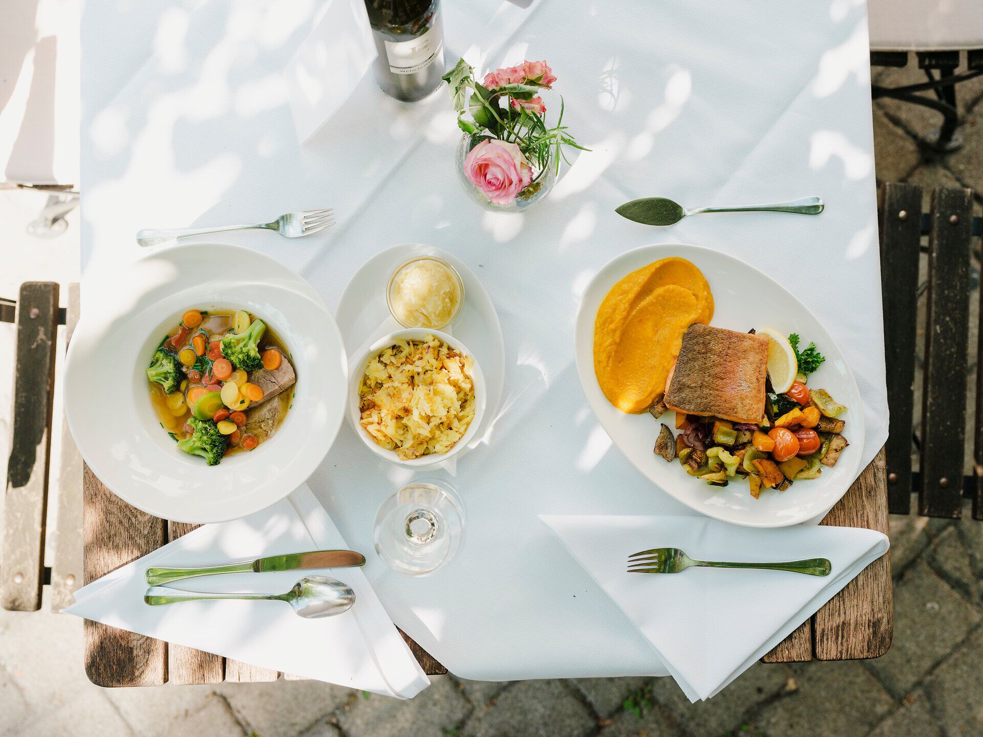 Genießen Sie ein köstliches Fischgericht, das mit frischem Gemüse und zartem Bio-Jungrind serviert wird. Die harmonische Kombination aus Erdäpfelschmarr’n und Apfelkren verleiht dem Essen eine besondere Note. Ein perfekter Ort, um die Wirtshauskultur Niederösterreichs zu erleben.