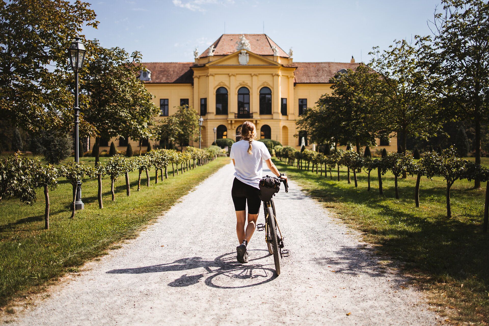Schloss Eckartsau, Donauradweg, Donau in Niederösterreich