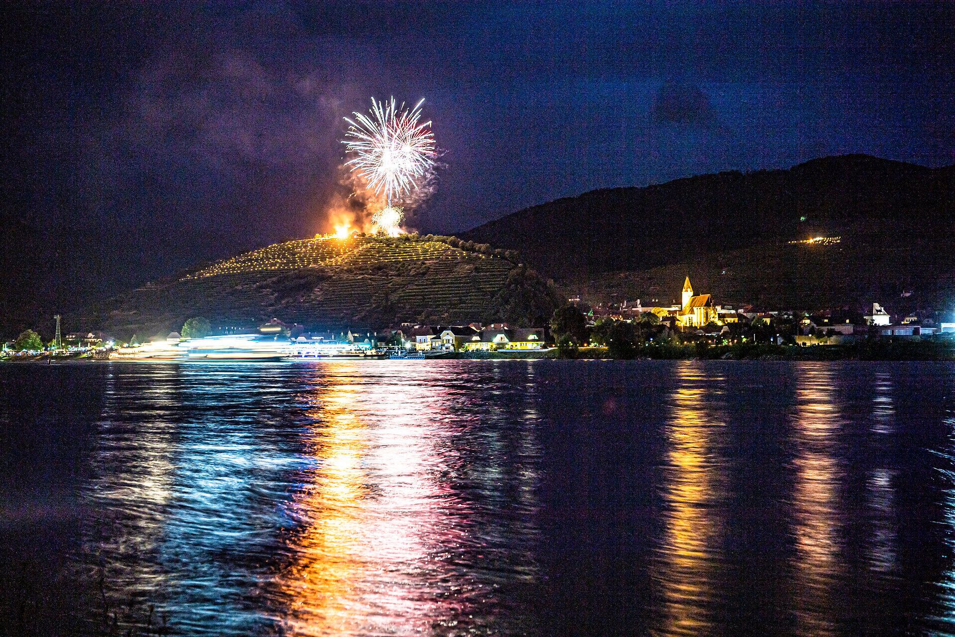 Sonnwendfeuer am 1000-Eimerberg in Spitz