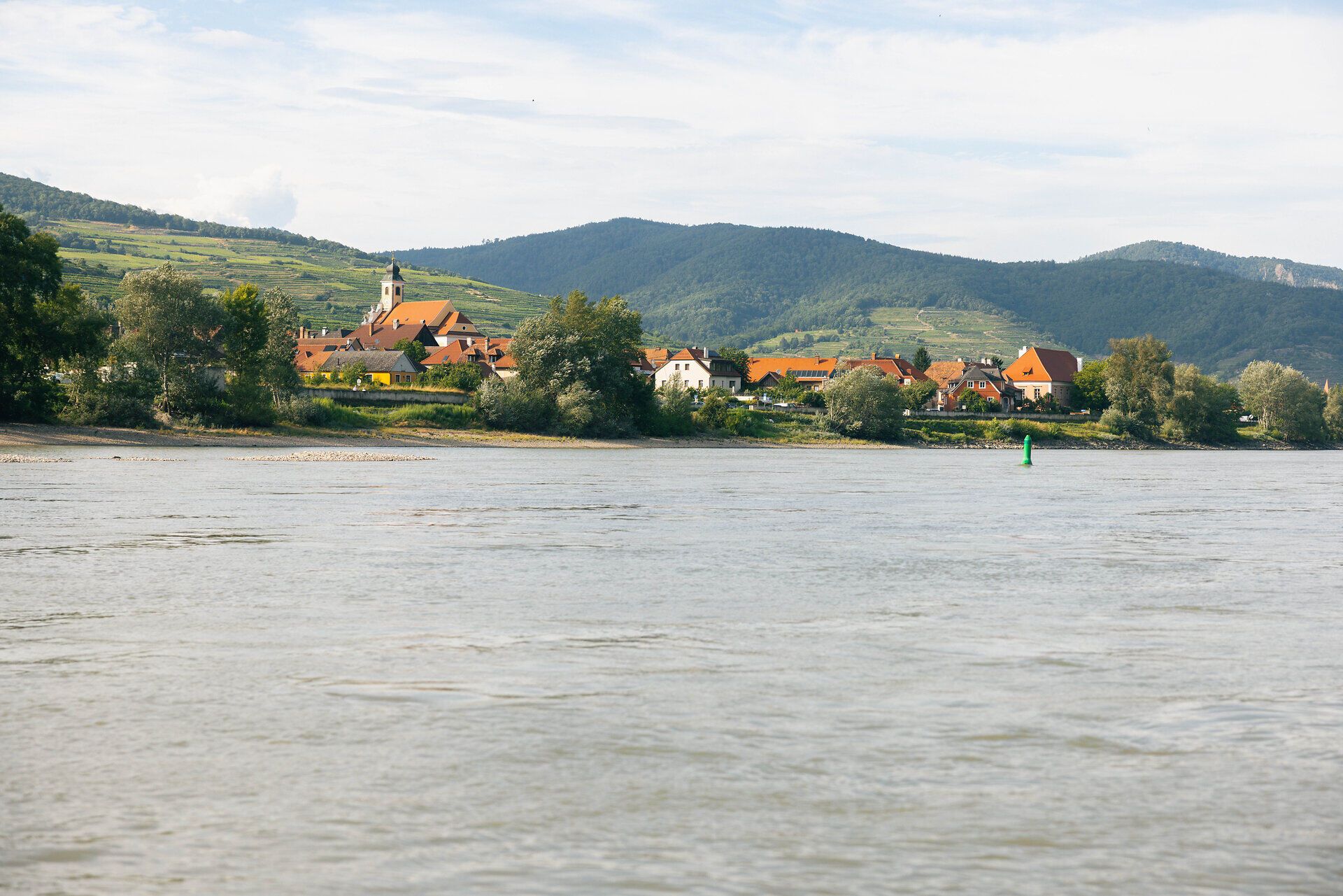 Blick von der Zille auf der Donau in die Wachauer Landschaft
