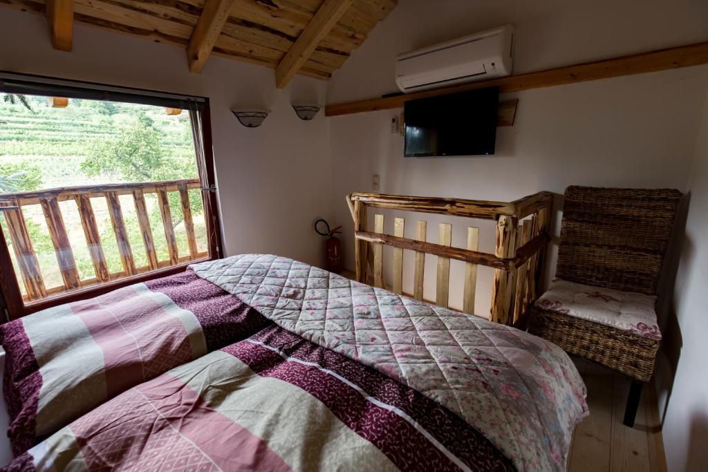 Doppelbett mit bunter Bettwäsche