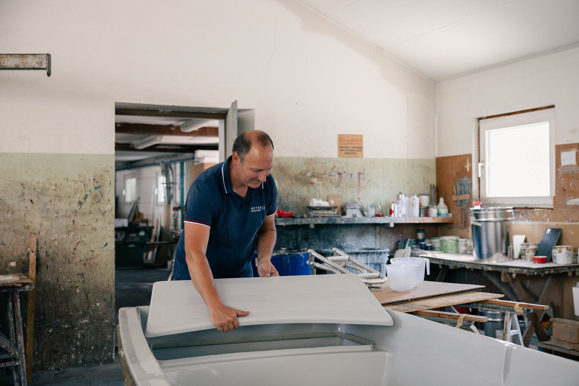Ein Mann bei der Arbeit in der Werft.