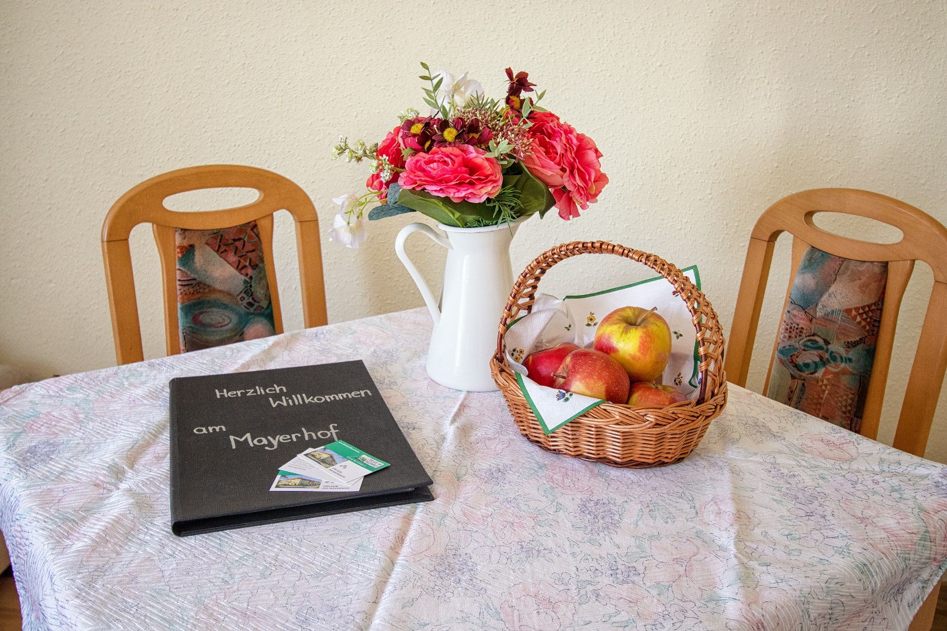 Tisch mit Willkommensgruß 