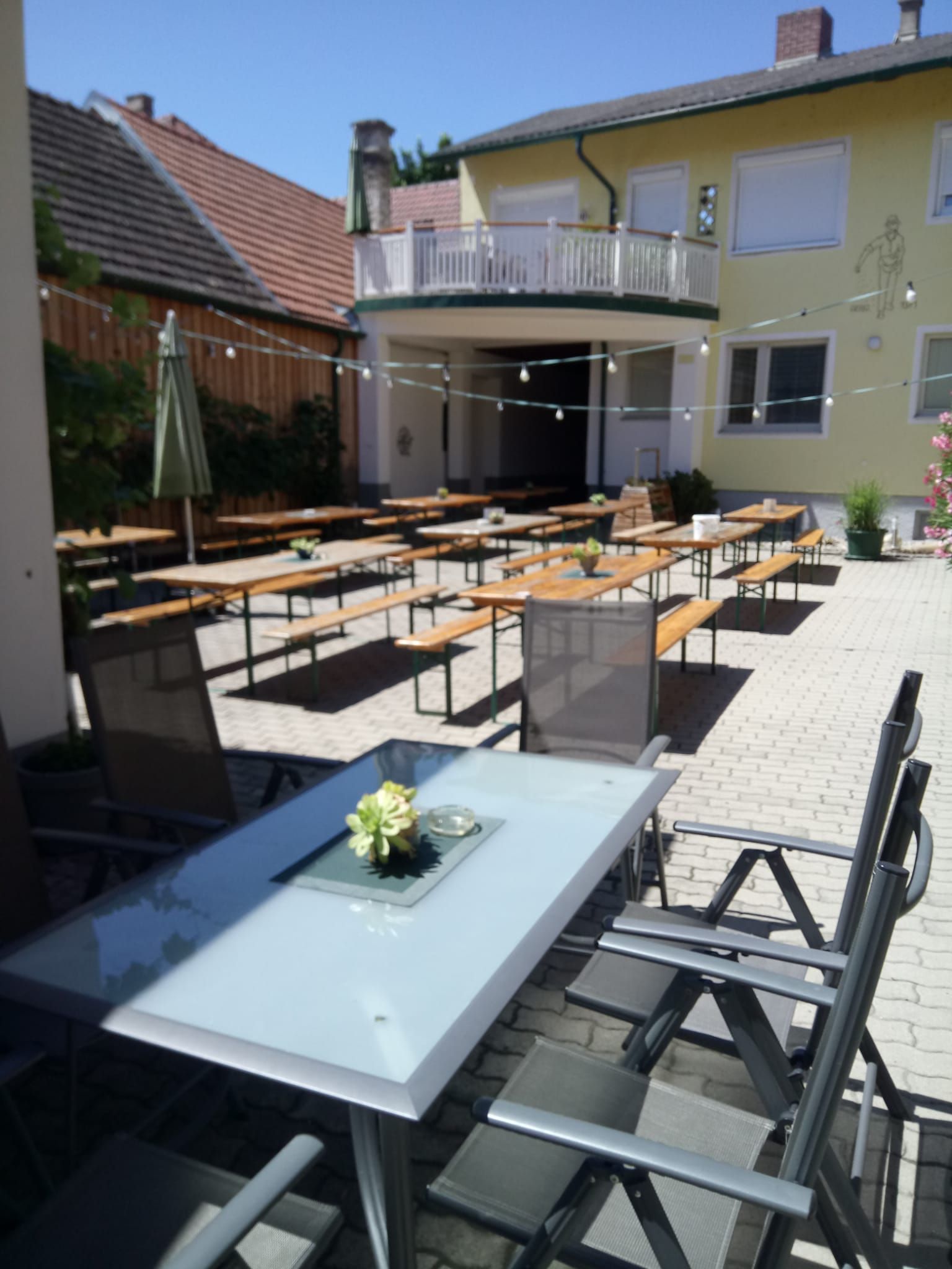 Heurigenbänke aussen in der Sonne 