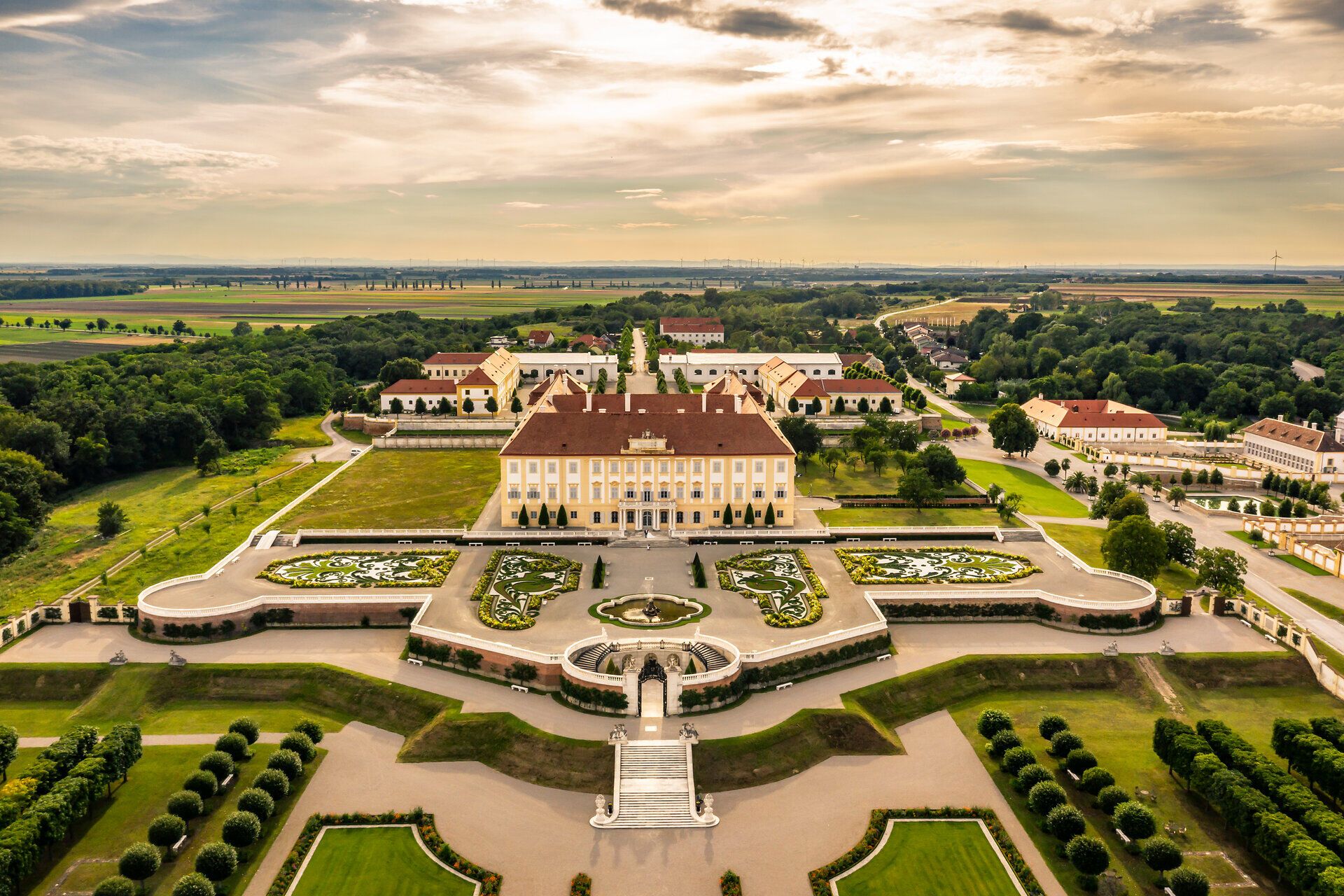 Im Frühling erblüht die prachtvolle Gartenlandschaft rund um das Schloss Hof in voller Farbenpracht. Die harmonische Symbiose aus kunstvoll angelegten Beeten und majestätischer Architektur lädt Besucher ein, die Schönheit der Natur und die Geschichte dieses beeindruckenden Ortes zu genießen.