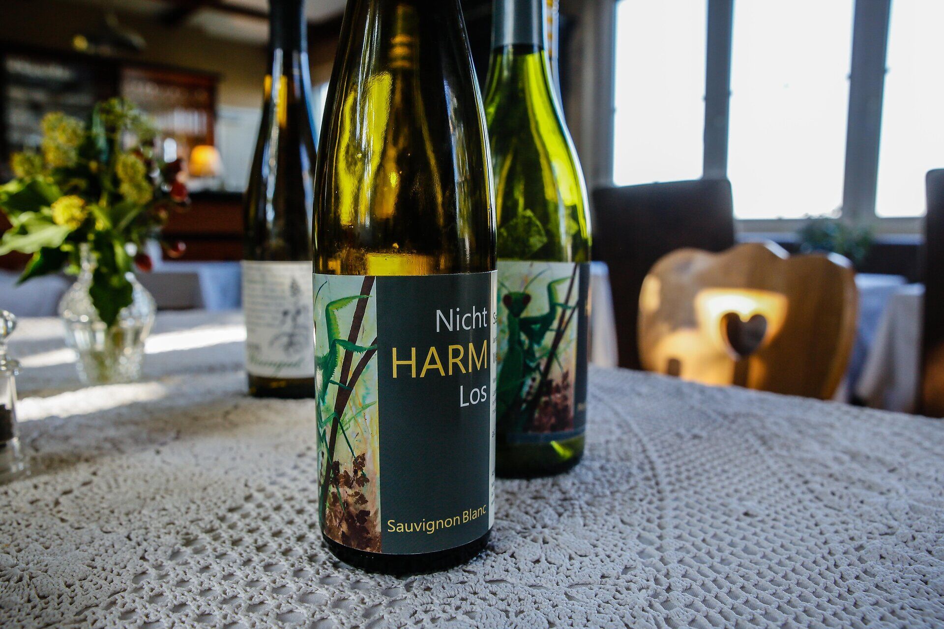 Weinflaschen vom Weingut Harm in Krustetten, im Vordergrund ein Sauvignon Blanc.