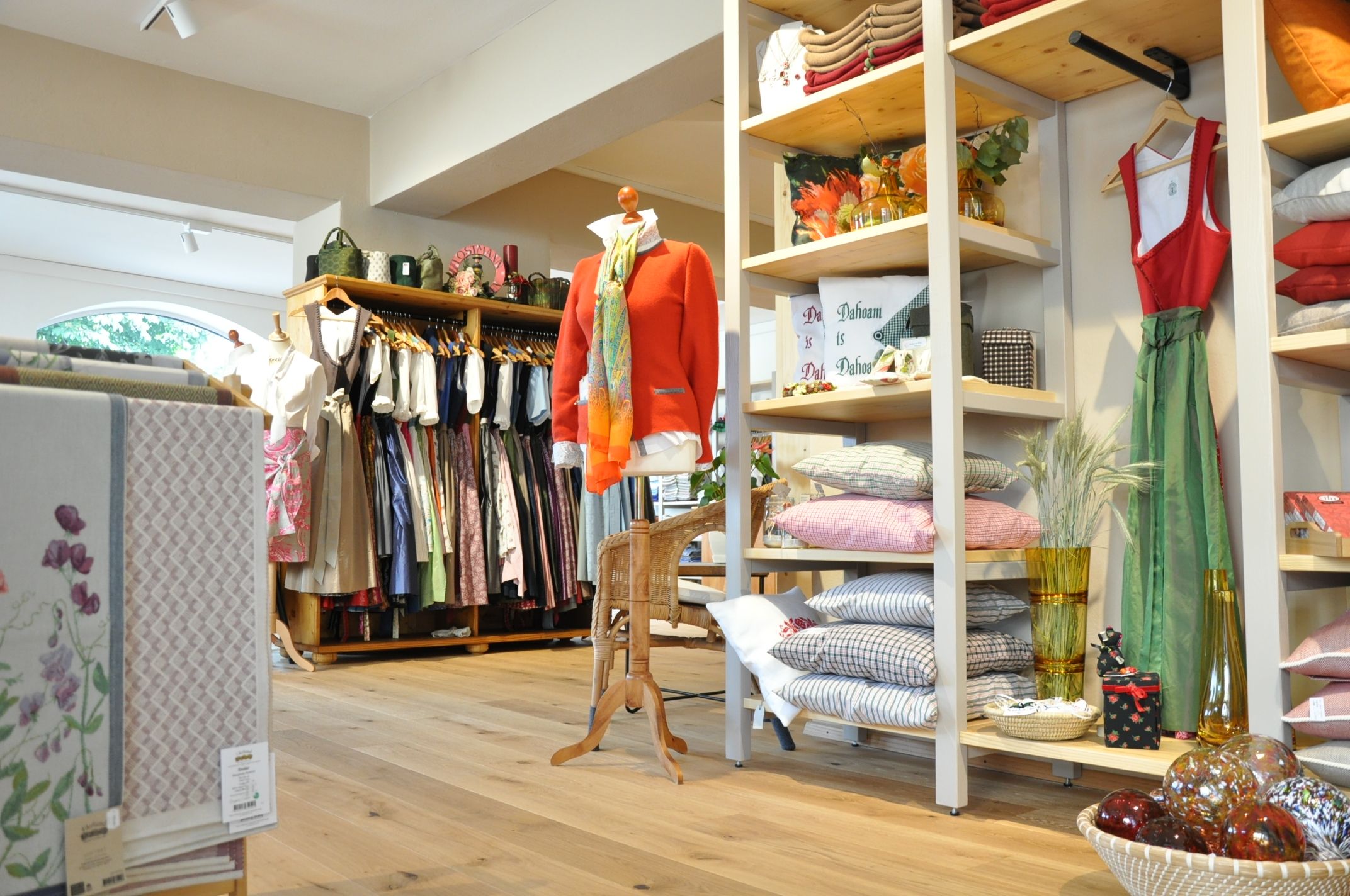 Innenansicht eines Geschäfts mit traditioneller Kleidung und Heimtextilien.