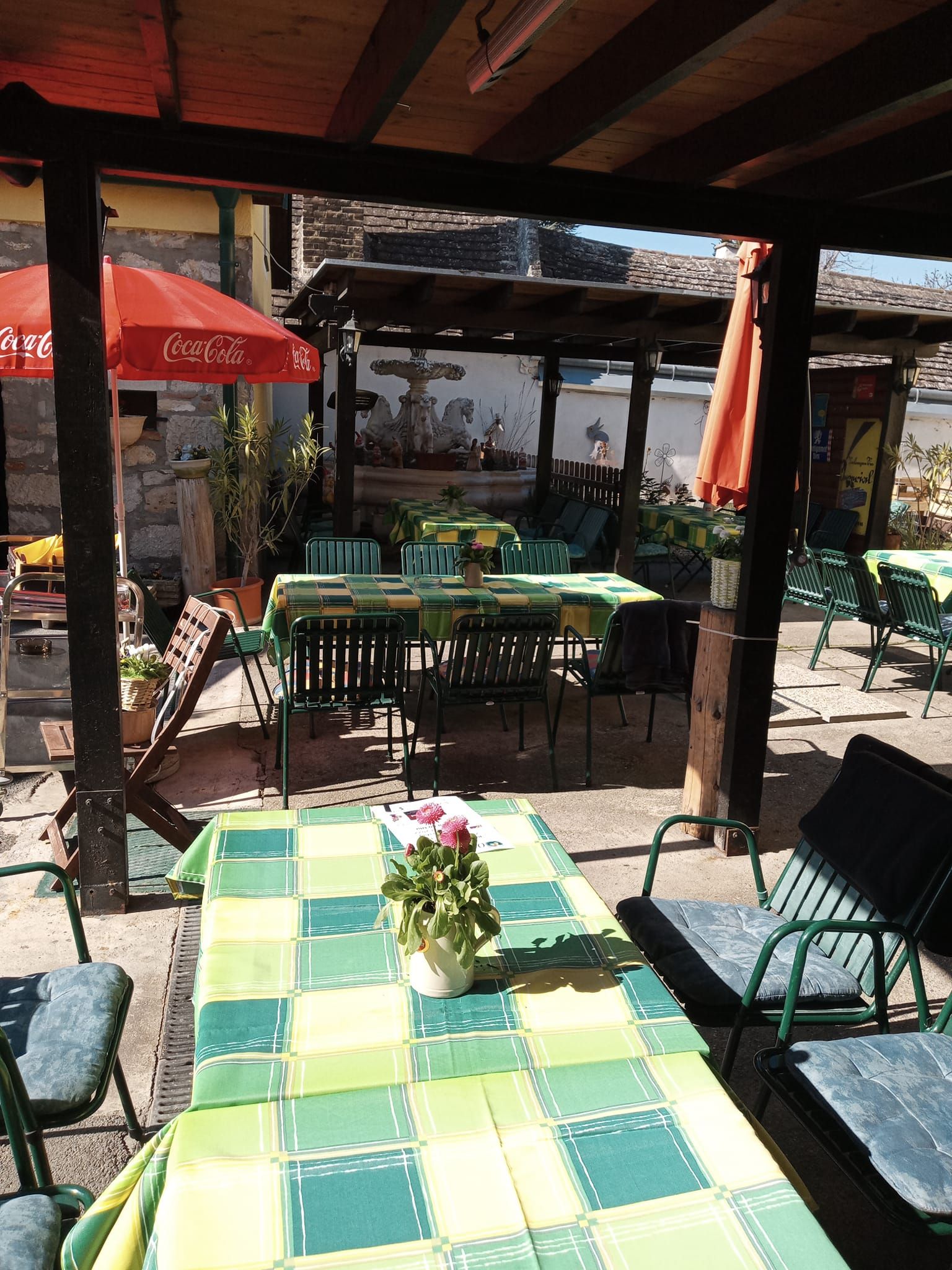 Gastgarten mit Tischen Stadtwirt Windisch, Mannersdorf/Leithagebirge