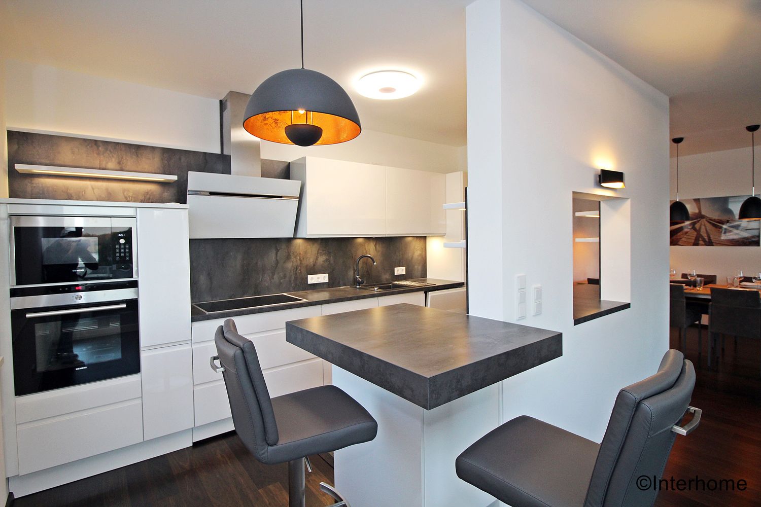 Küche mit kleinem Esstisch 