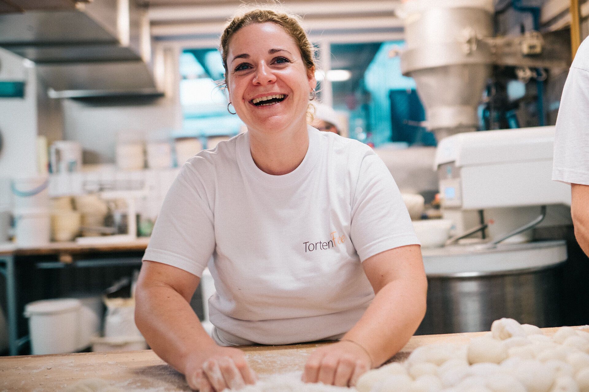 In der Bäckerei Schmidl wird mit Leidenschaft und Hingabe gebacken. Der Duft frisch gebackener Brötchen erfüllt den Raum und zaubert ein Lächeln auf die Gesichter der Besucher. Hier erleben Gäste die herzliche Atmosphäre und die Kunst des traditionellen Backens.