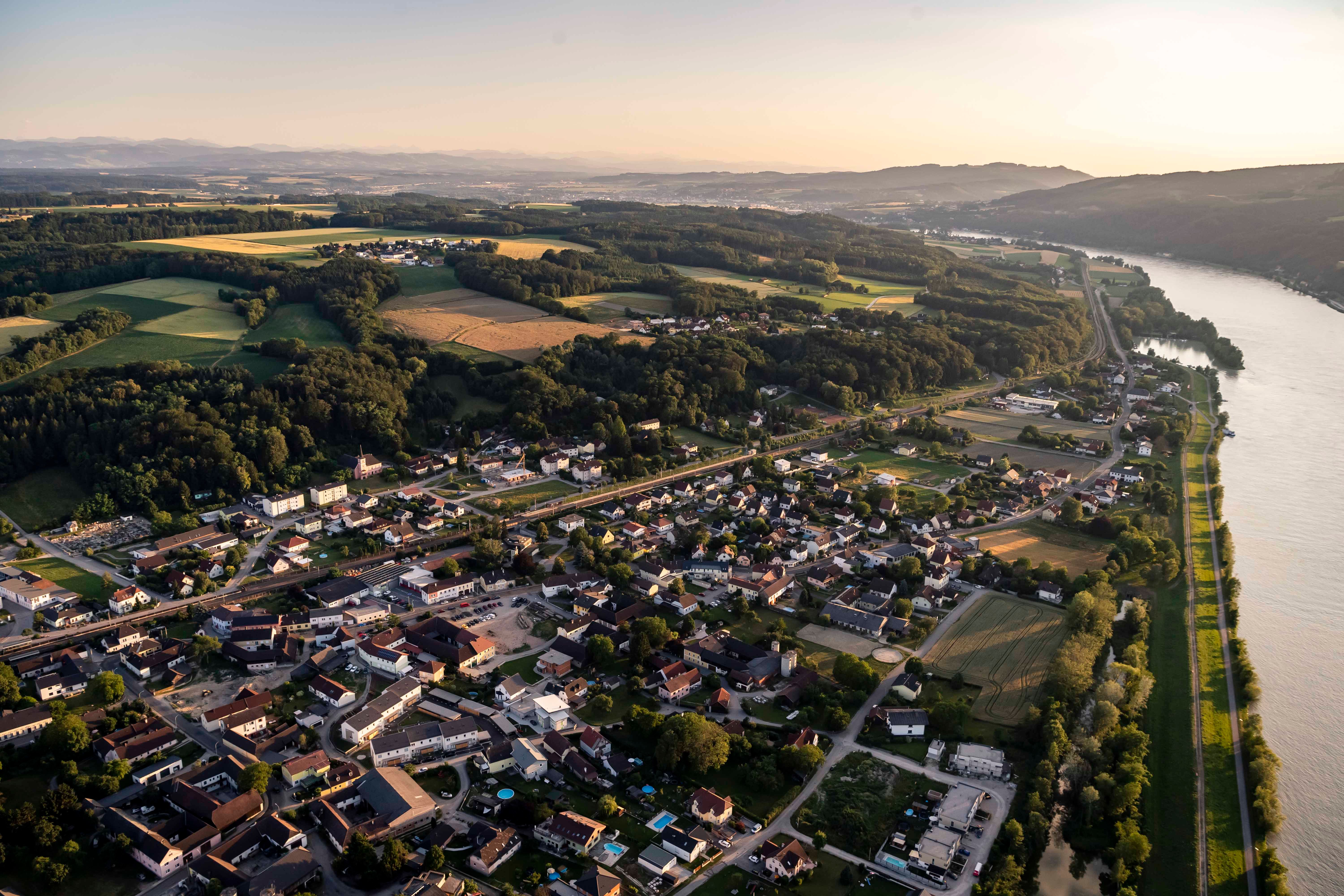 Luftaufnahme von Krummnußbaum mit Fluss und Landschaft.