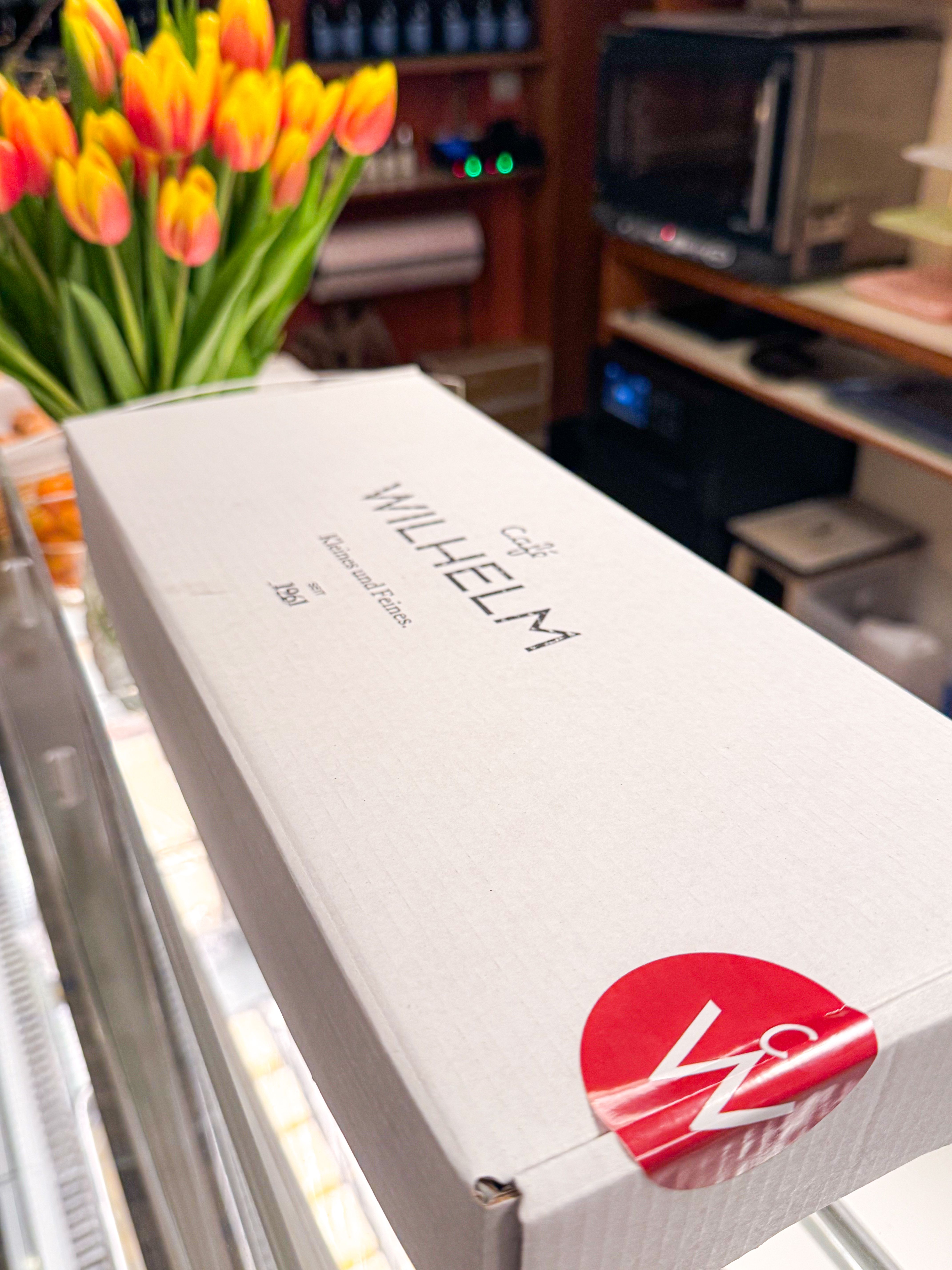 weiße Box für Brötchen zum Mitnehmen