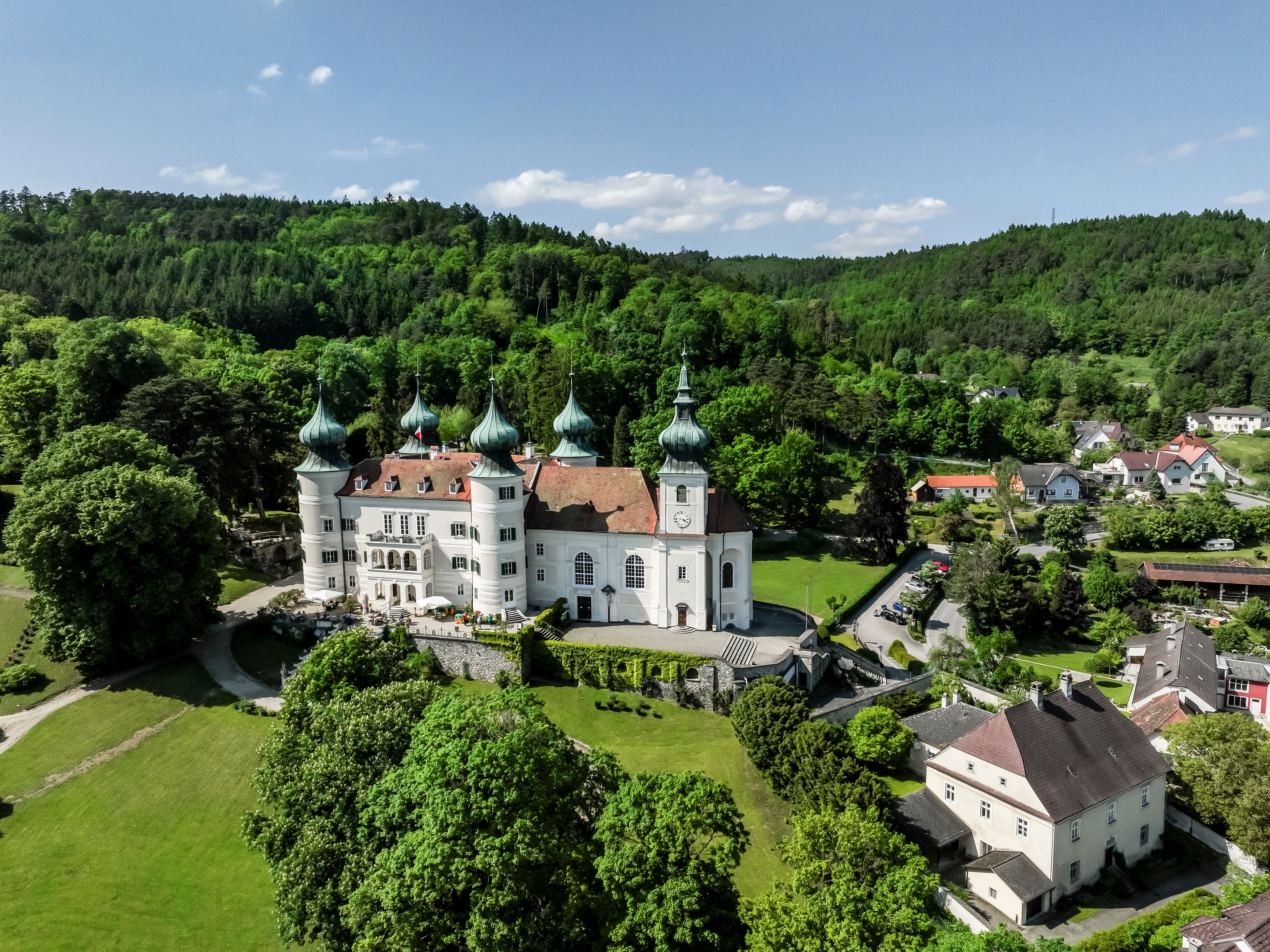 Bei der Schwarzautalwanderung kommt man an Schloss Artstetten vorbei.