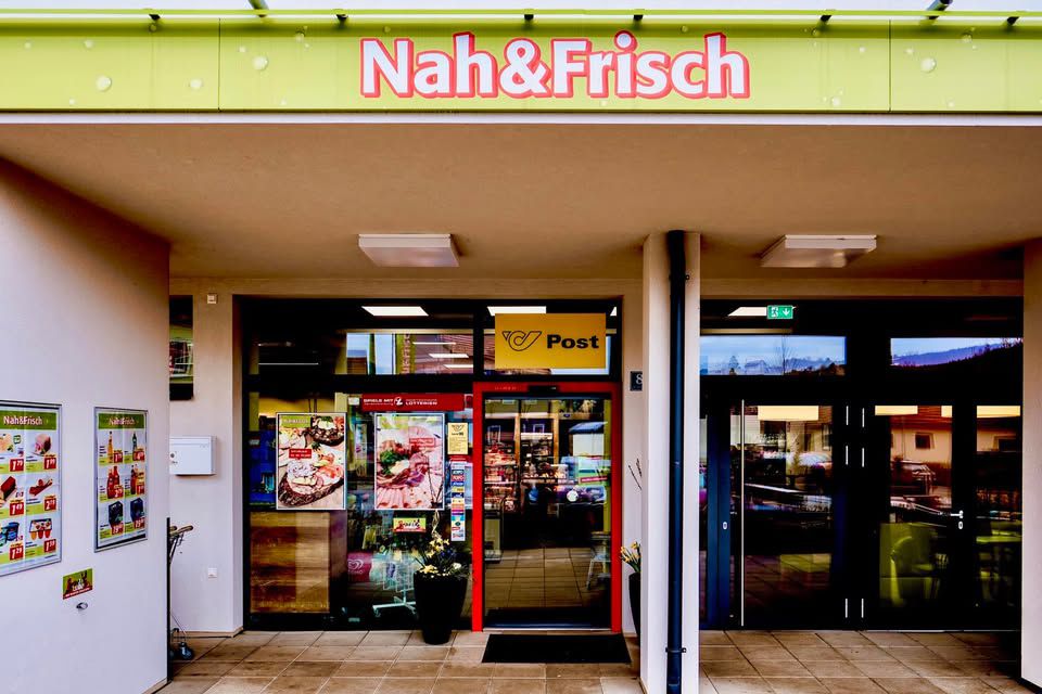 Eingangsbereich von einem Nah & Frisch Geschäft