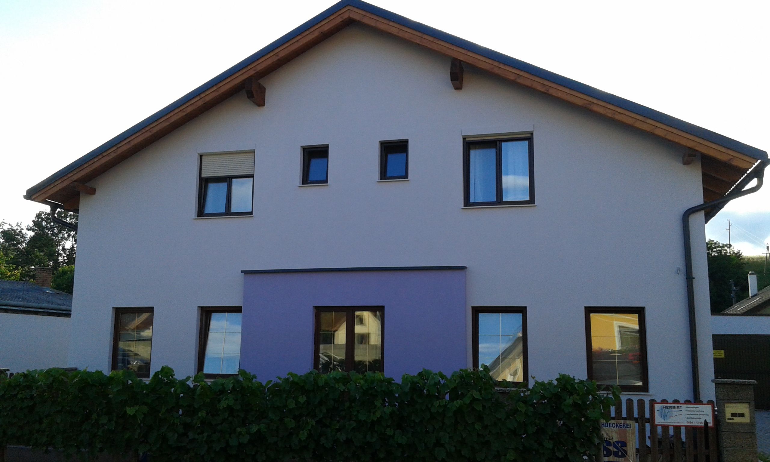 Außenansicht des modernen Hotelgebäude.