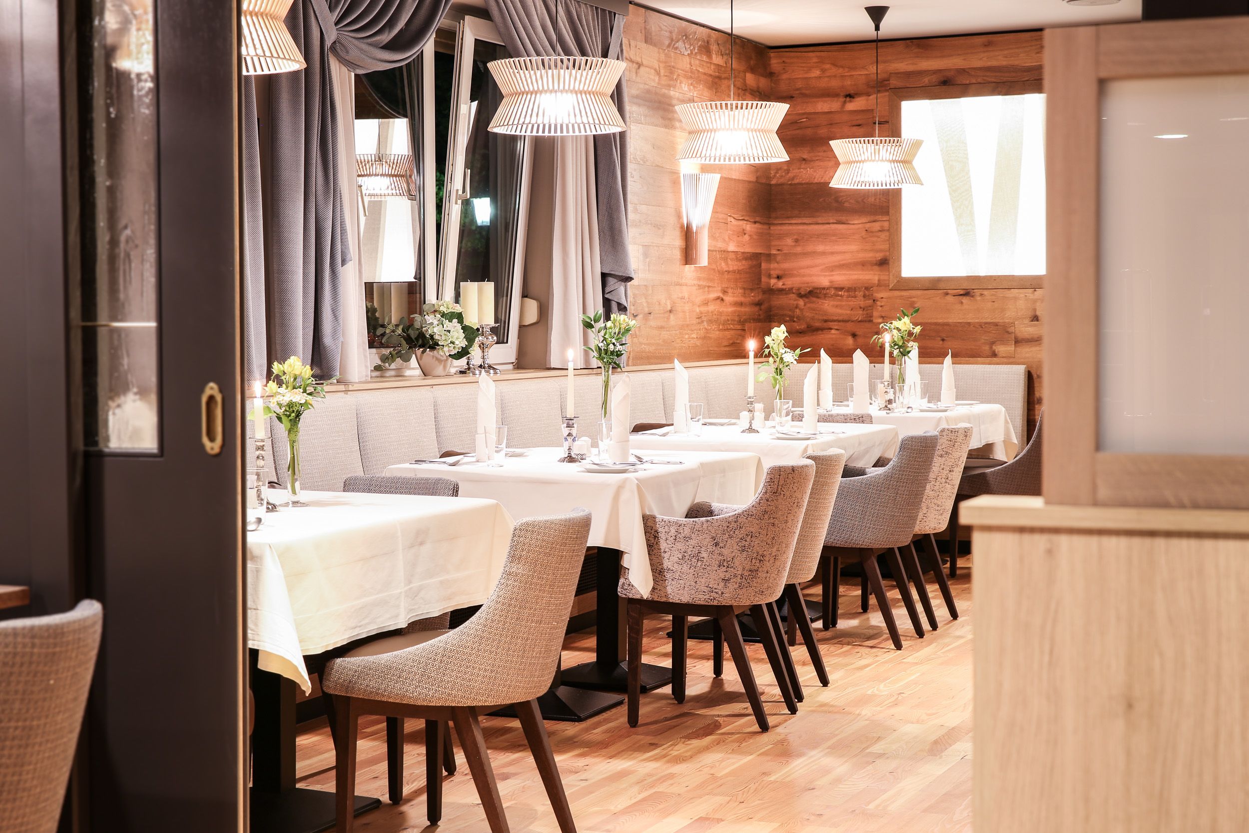 Restaurant mit Tischen und Stühlen 
