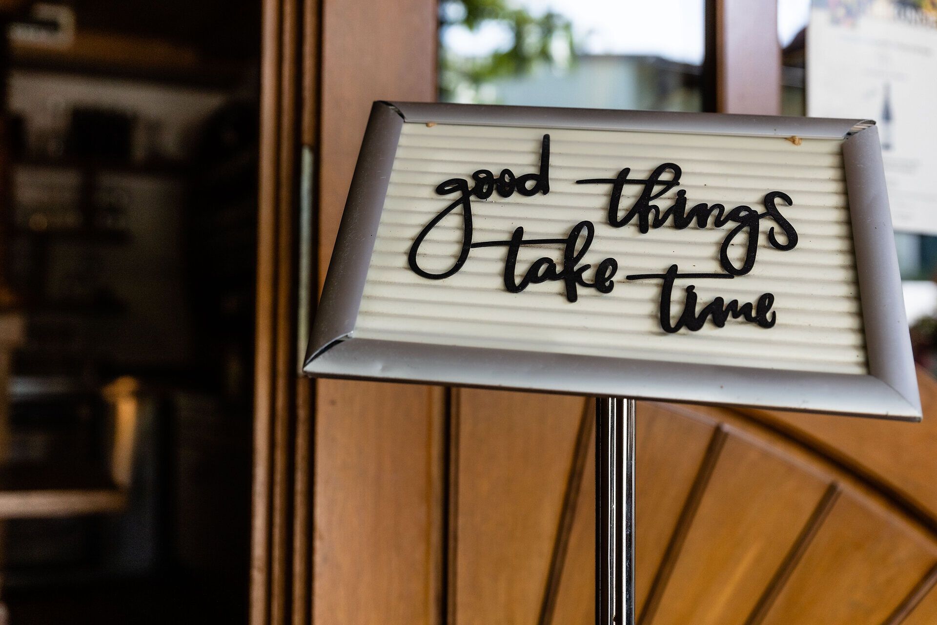 Schild mit der Aufschrift "good things take time". 