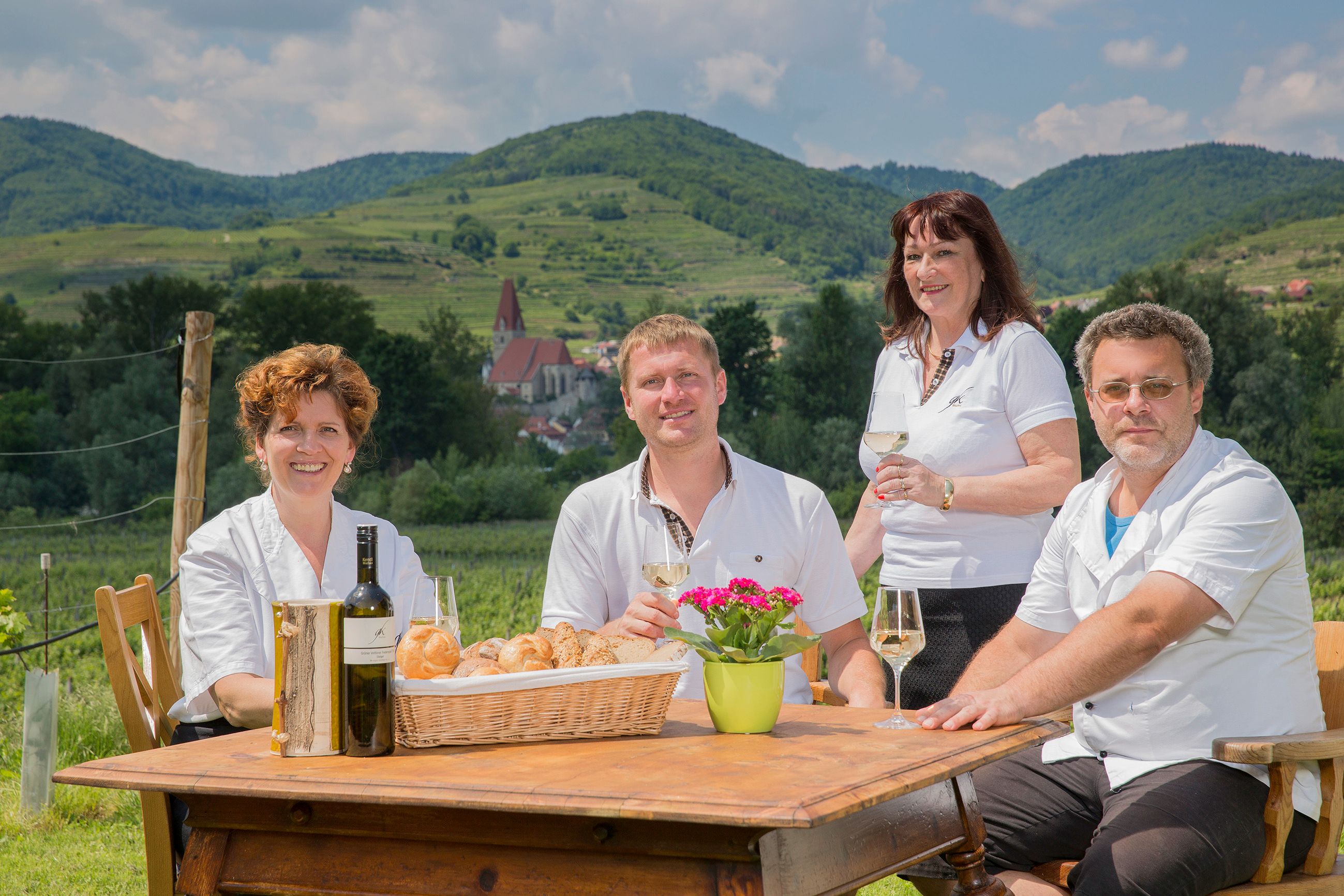 Zwei Männer und zwei Fragen rund um einen Tisch im Garten