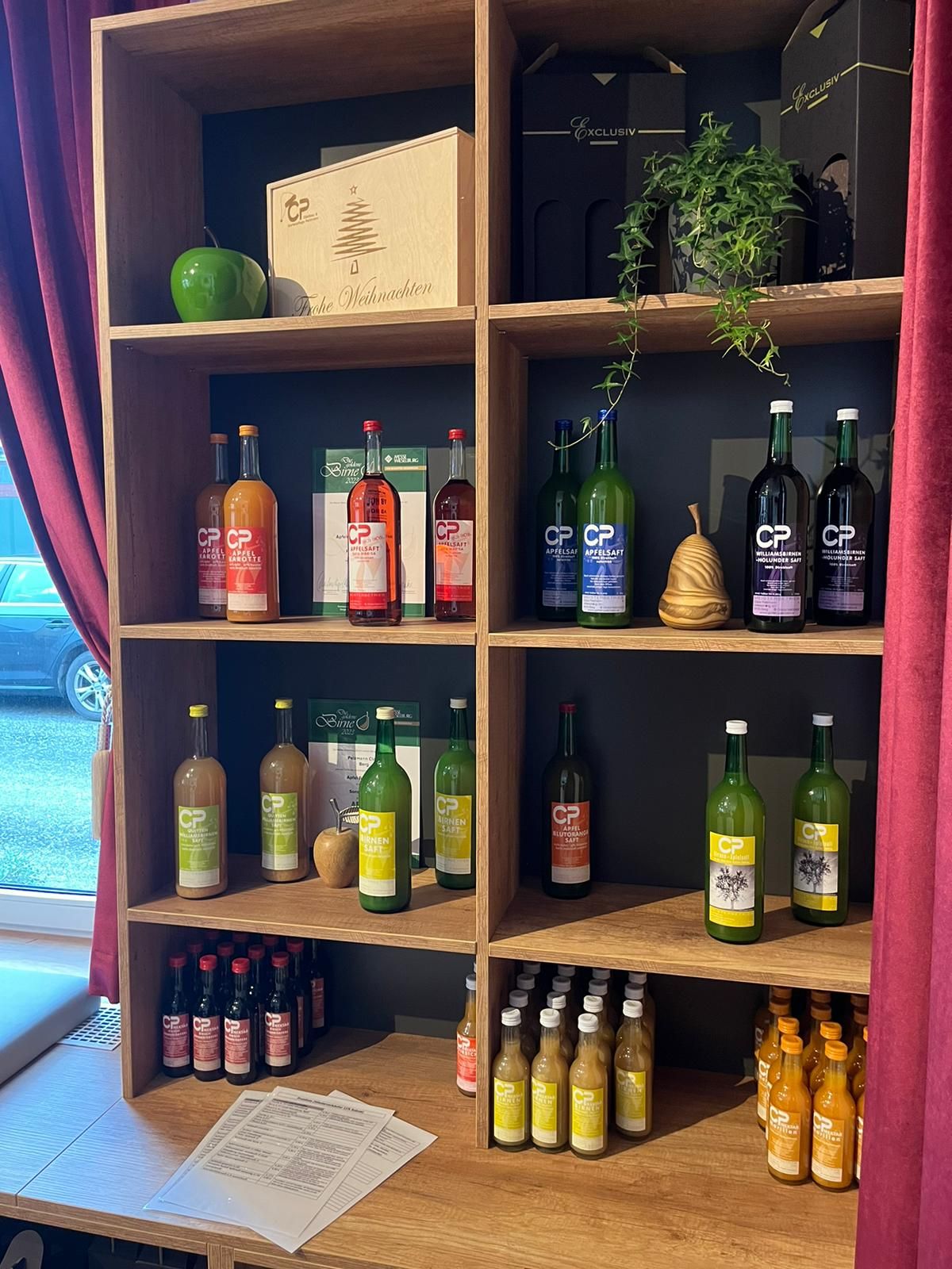 Fruchtsäfte im Verkaufsraum vom Forum