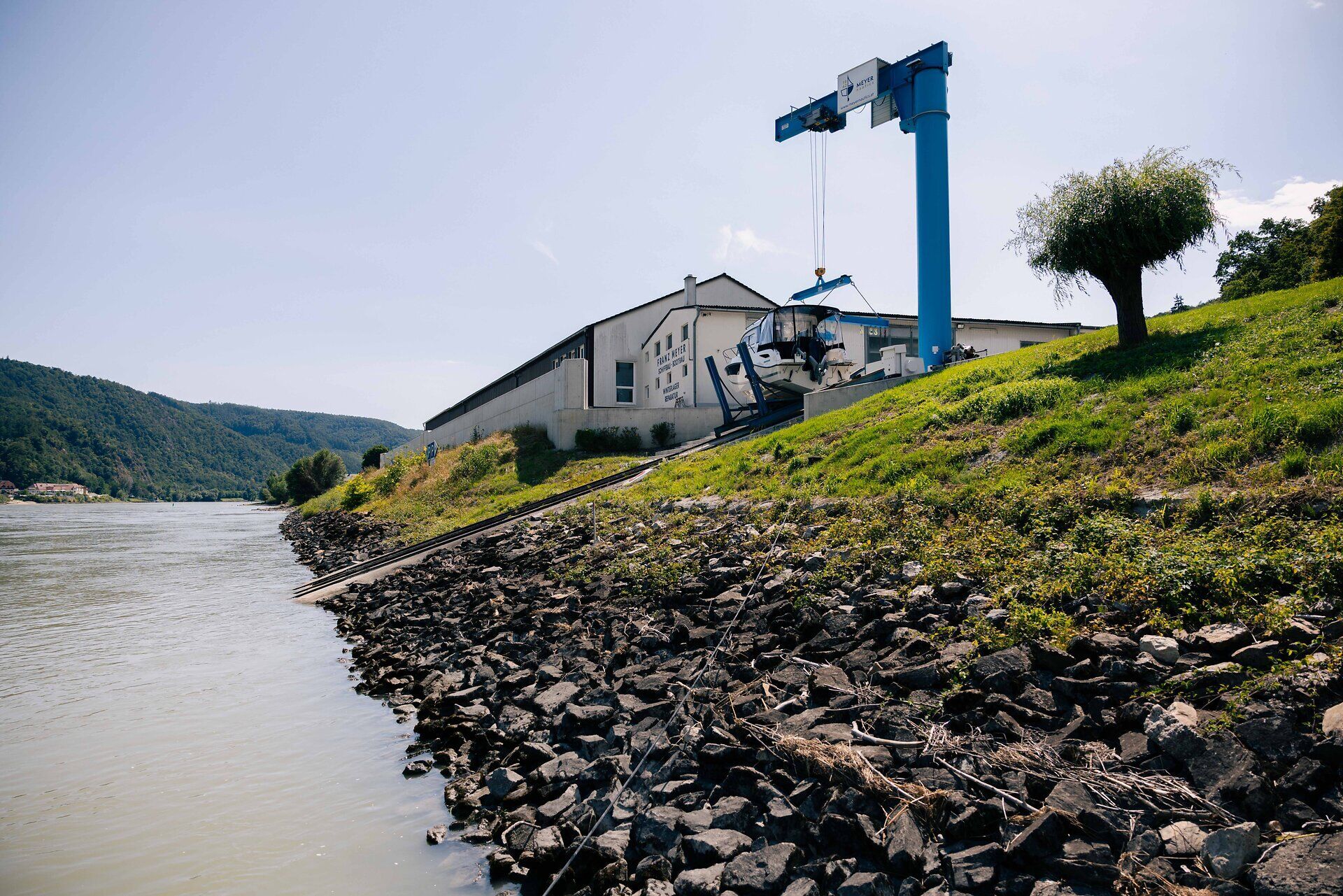 Die Schiffswerft vom Wasser aus gesehen mit der Vorrichtung zum Boote zu Wasser lassen.