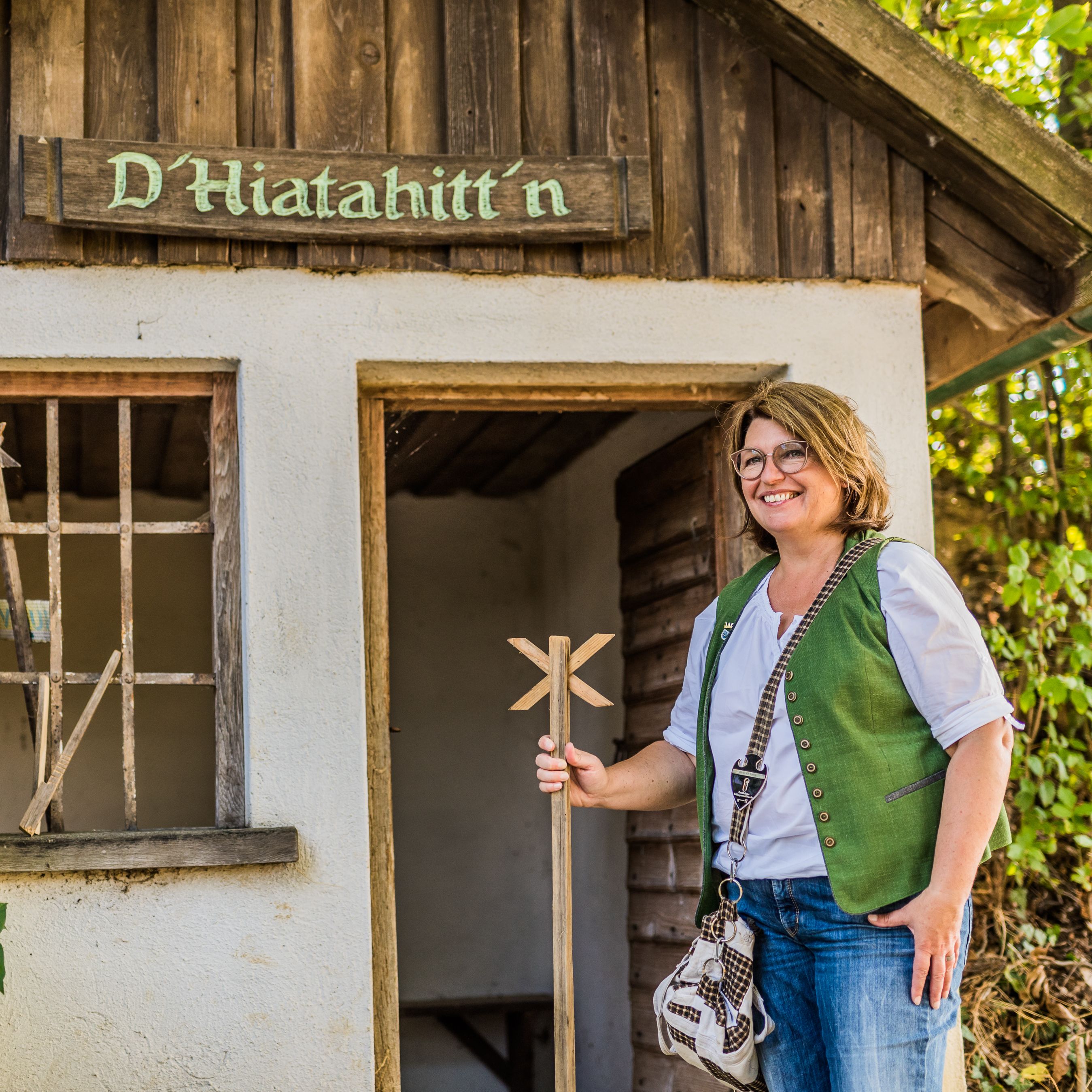 Kellergassenführerin vor der Hiatahittn in Fels