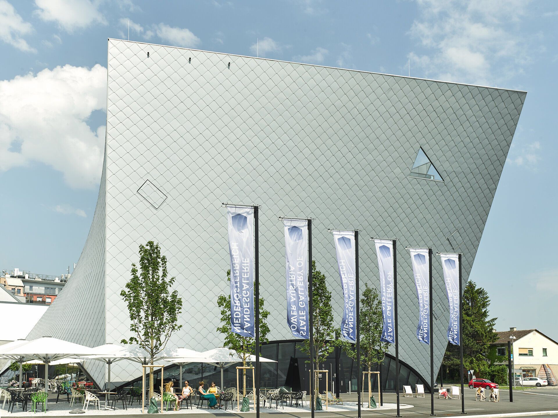 Die beeindruckende Architektur der Landesgalerie Niederösterreich strahlt Modernität und Kreativität aus. Umgeben von sanften Hügeln und einer einladenden Atmosphäre lädt dieser Ort dazu ein, Kunst und Kultur in vollen Zügen zu genießen. Die schimmernde Fassade reflektiert das Licht und schafft eine harmonische Verbindung zur Natur.