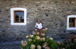 Monika Pölzer lehnt an der Hauswand