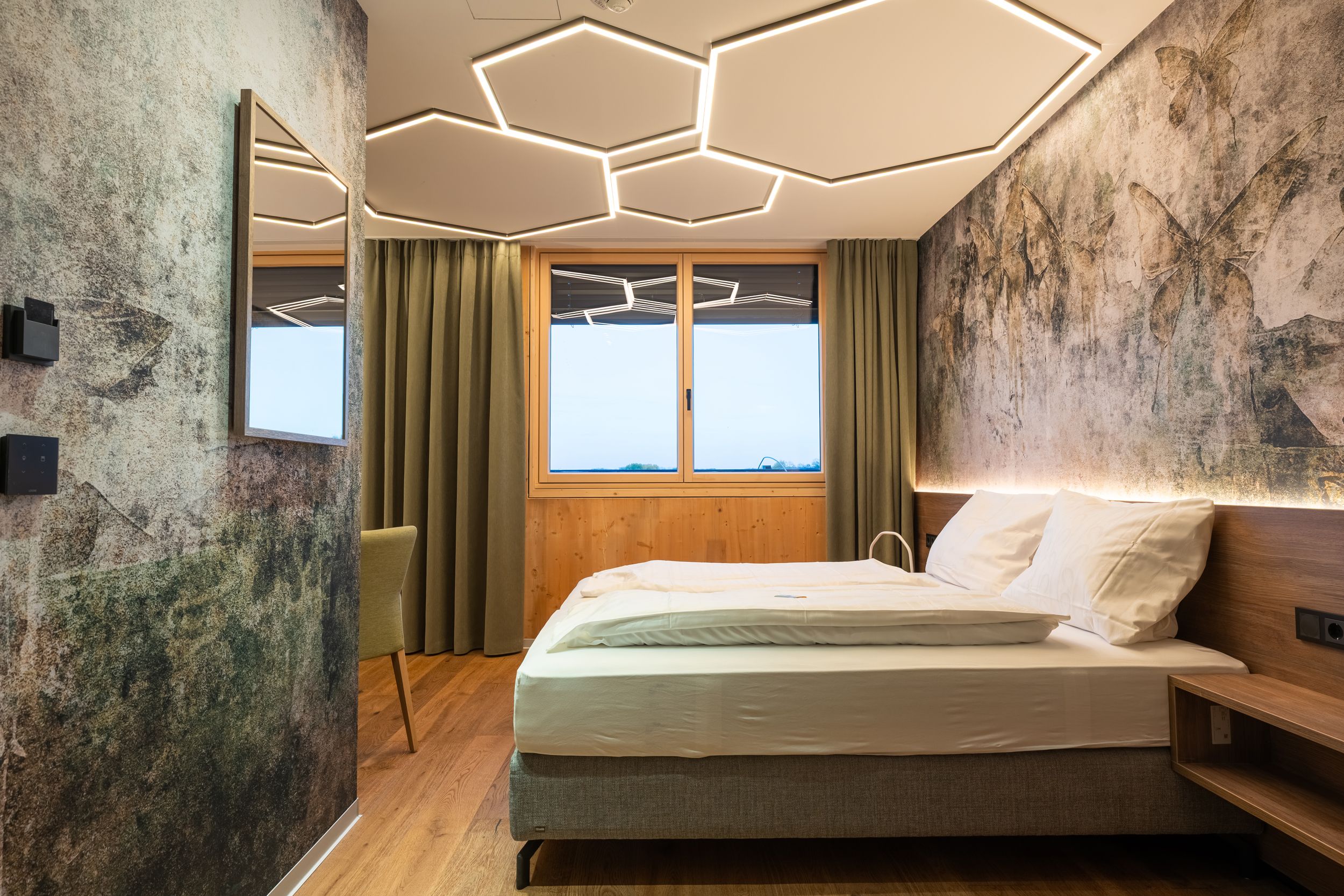 Doppelbett in einem Hotelzimmer