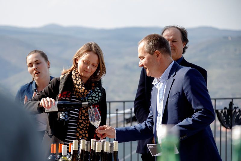 Menschen trinken Wein