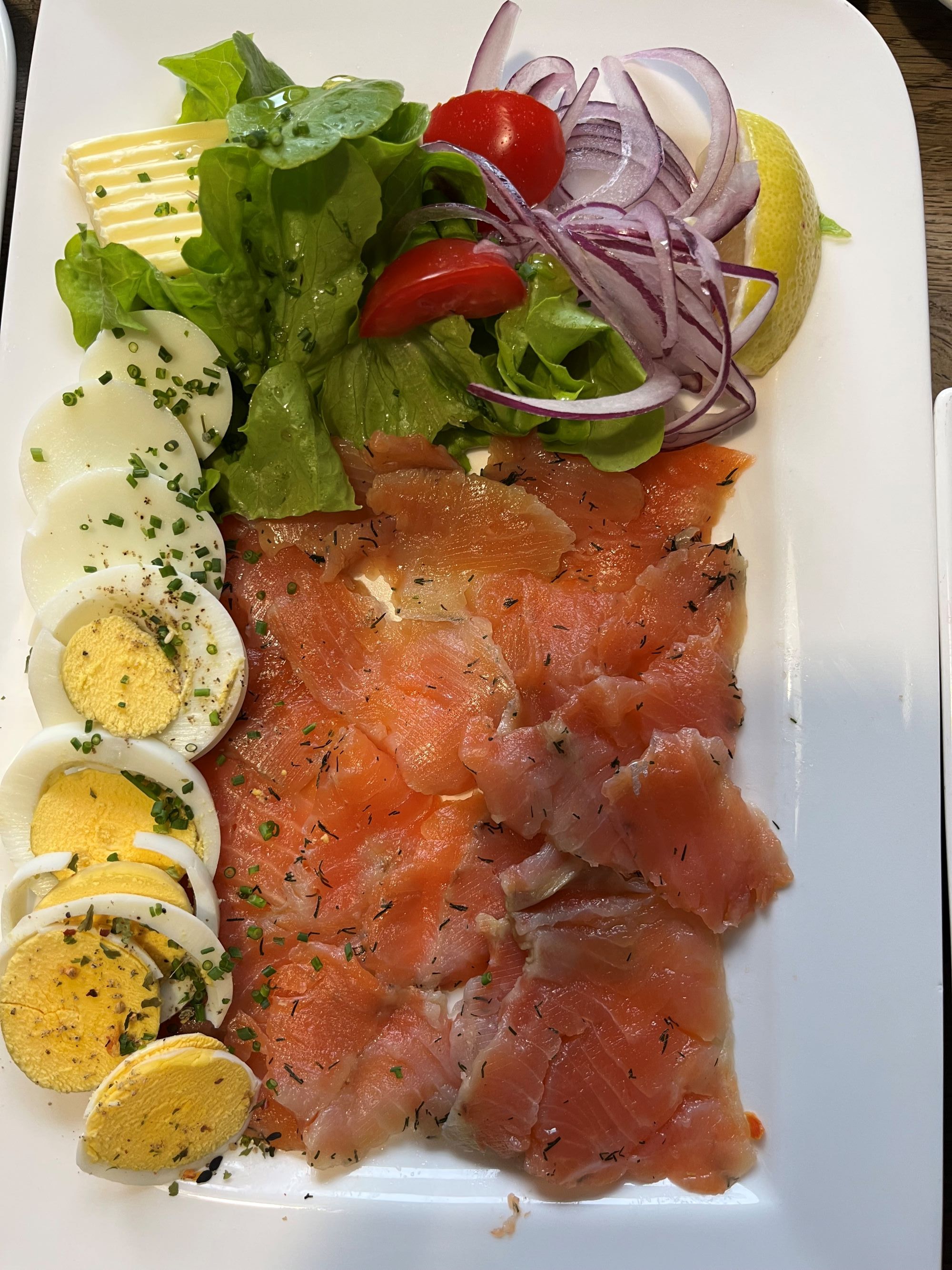 Speise auf einem Teller angerichtet.