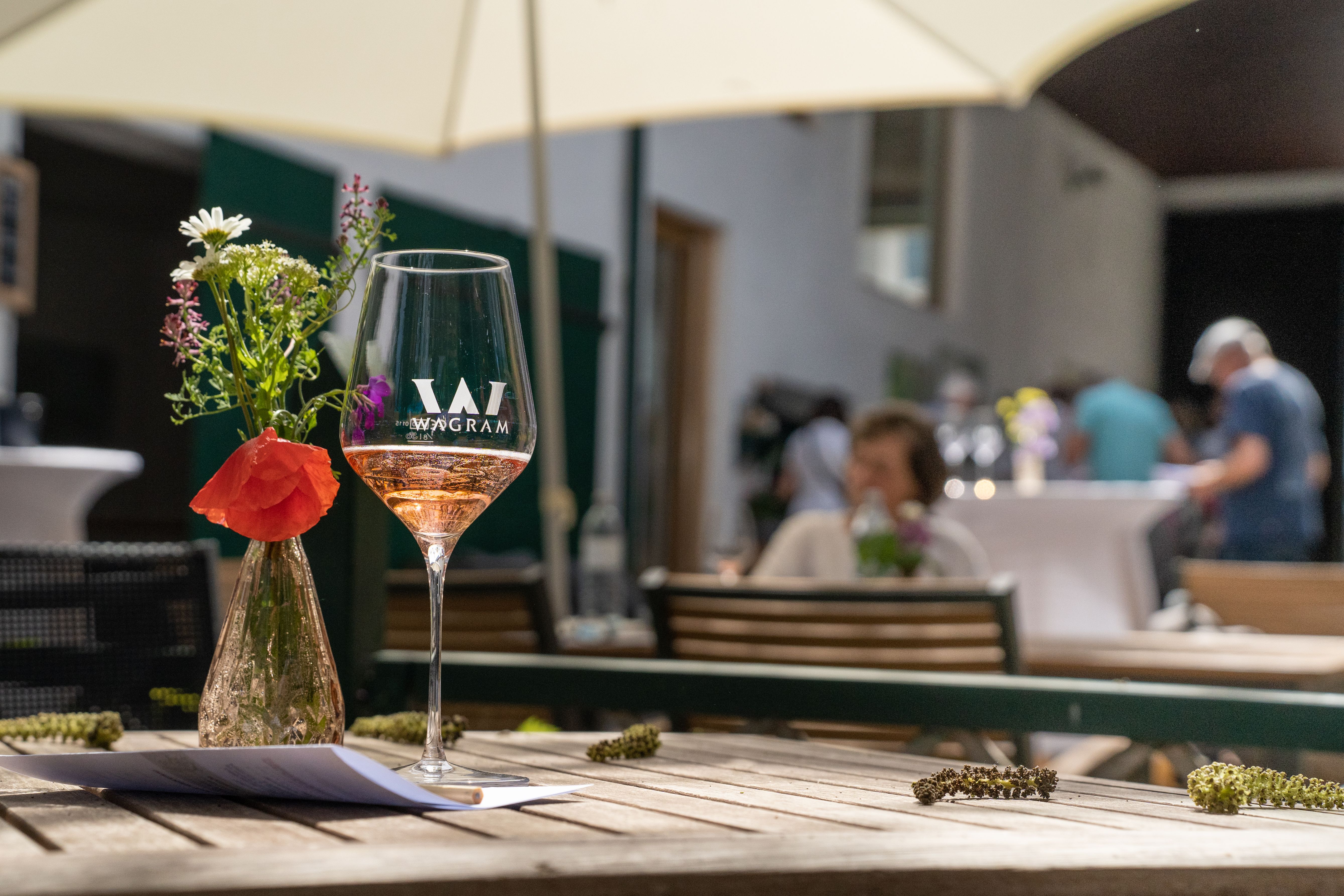 Glas Wein am Tisch beim Weinfrühling
