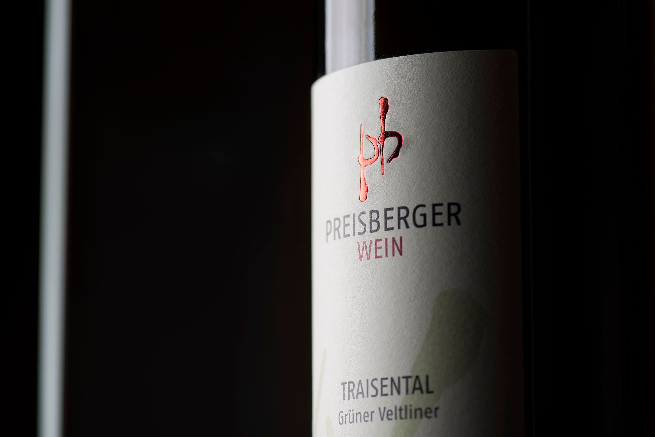 Close-up of a wine bottle label with the inscription 'Preisberger Wein, Traisental, Grüne Veltliner'.