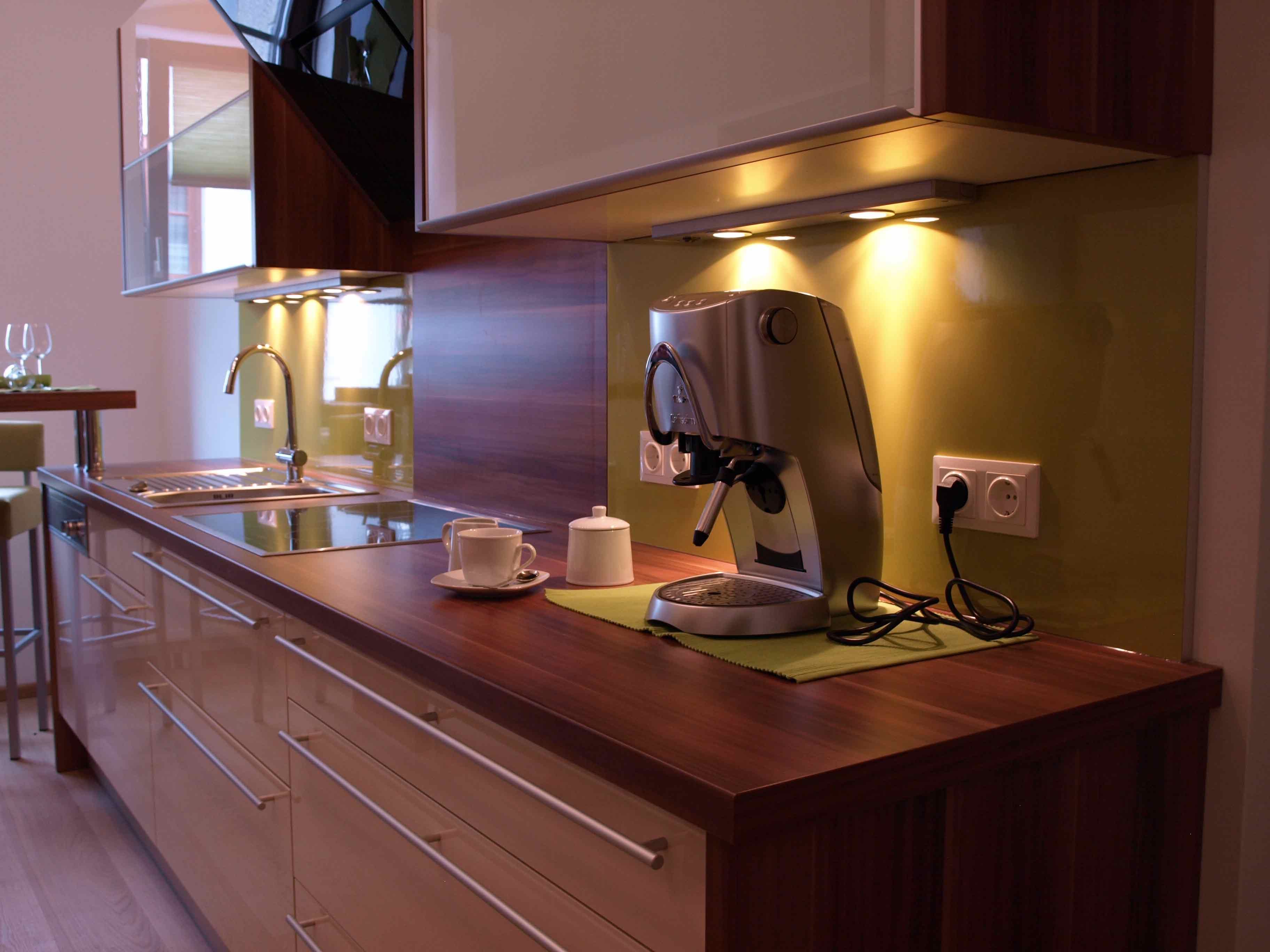 Moderne Küche mit Kaffeemaschine und Spüle.