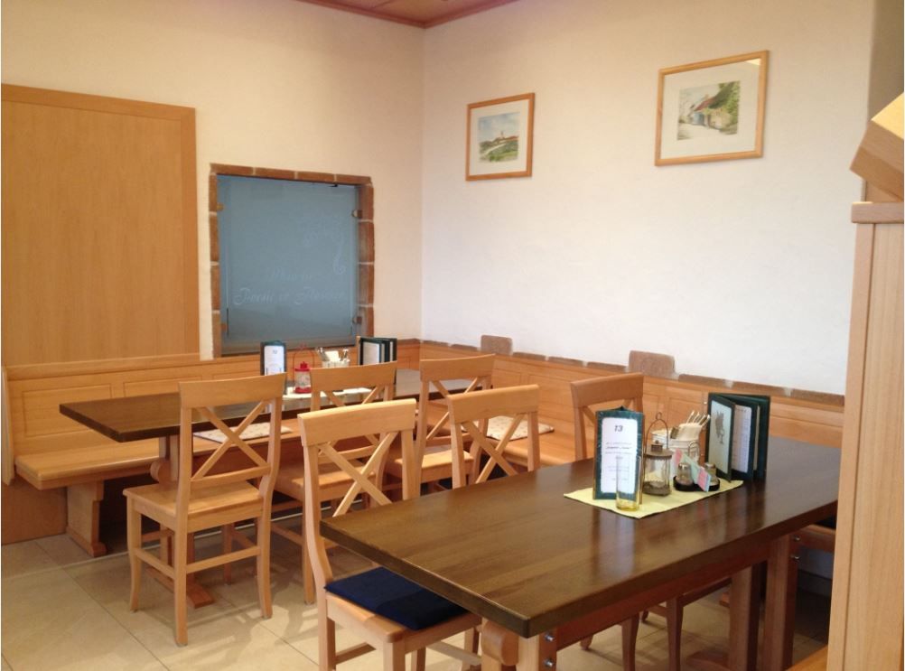 Innenraum Heuriger Holztische mit Sesseln