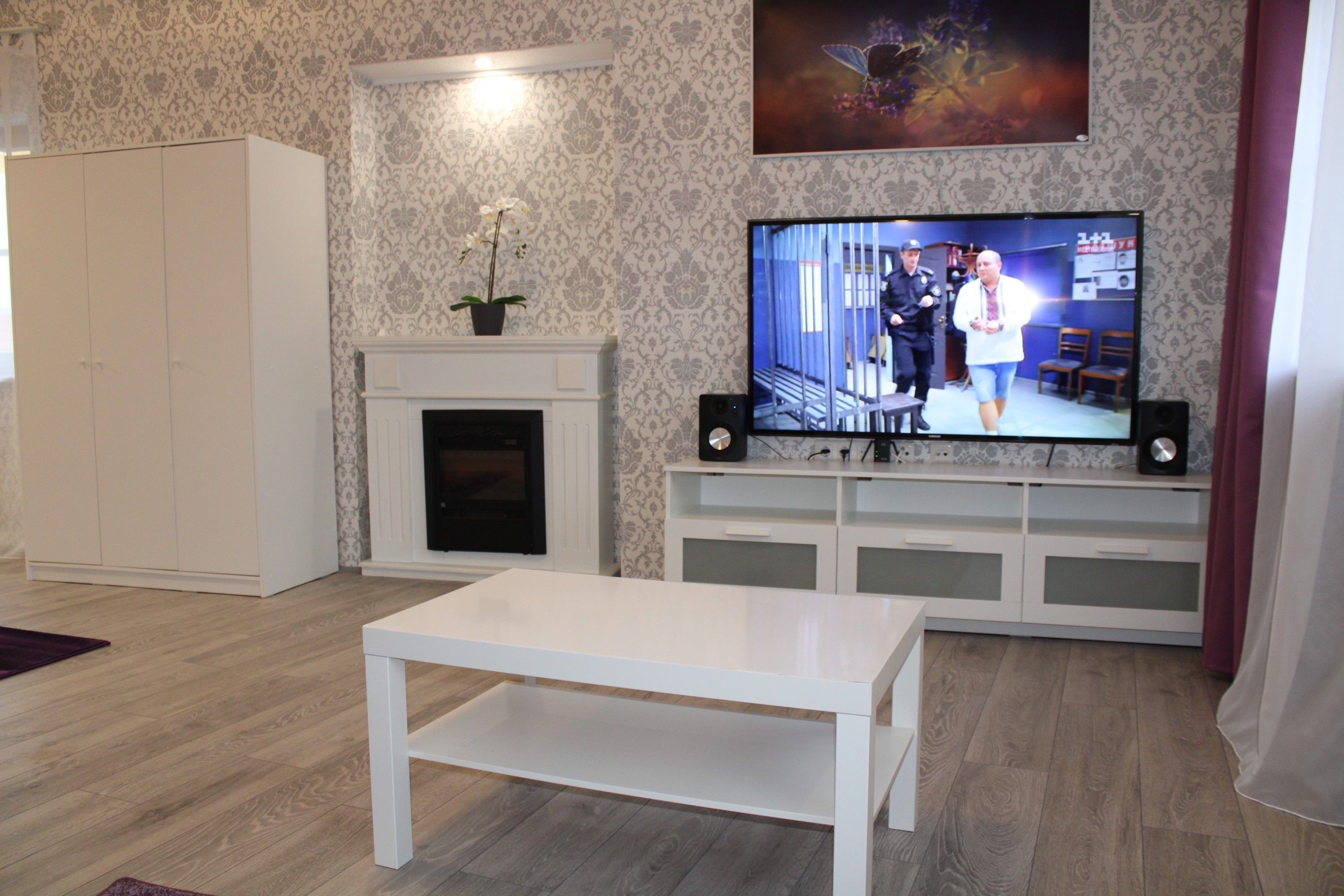 Weißer Couchtisch im Wohnzimmer mit Fernseher