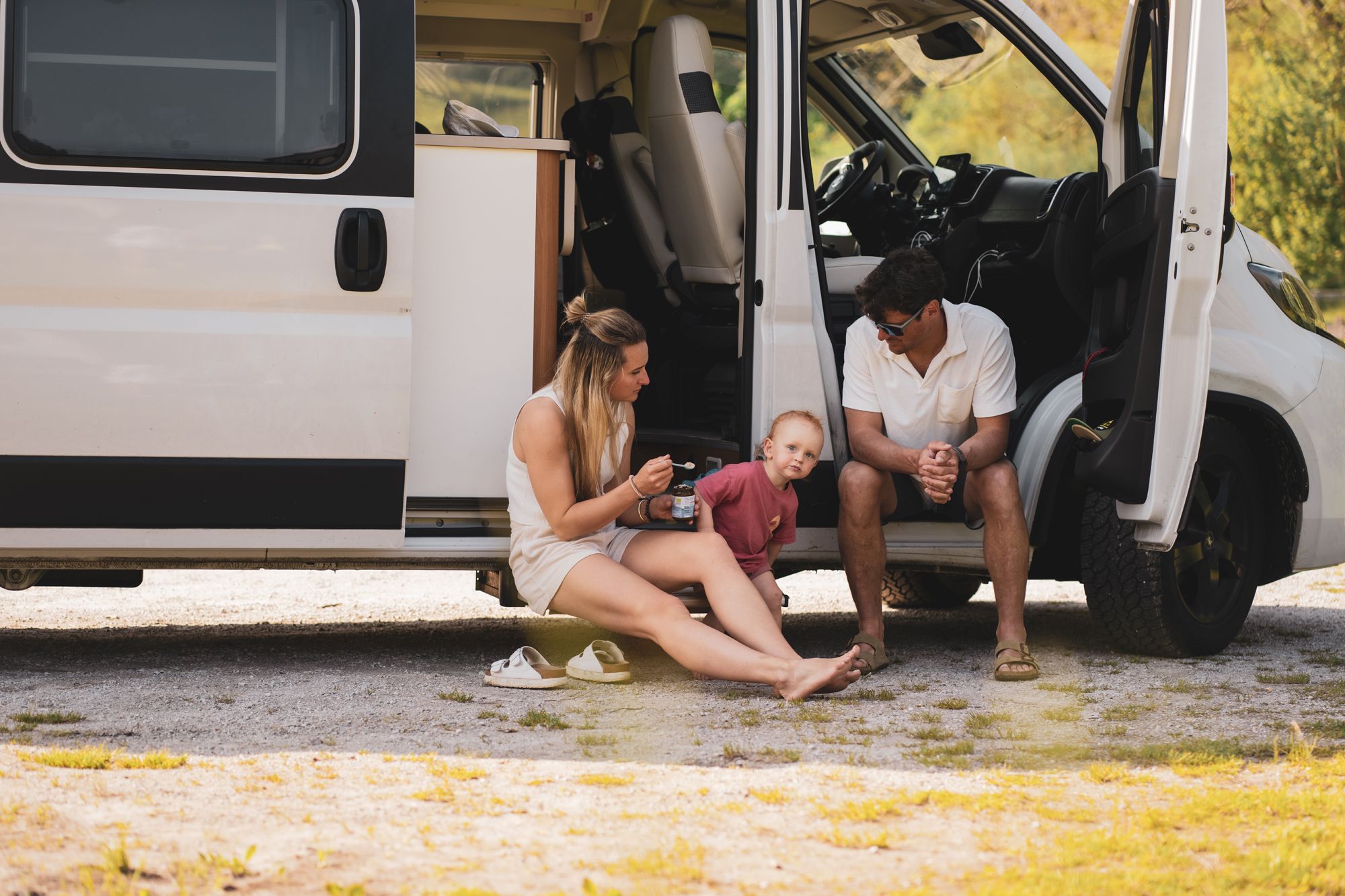 Familie mit einem Campingbus 