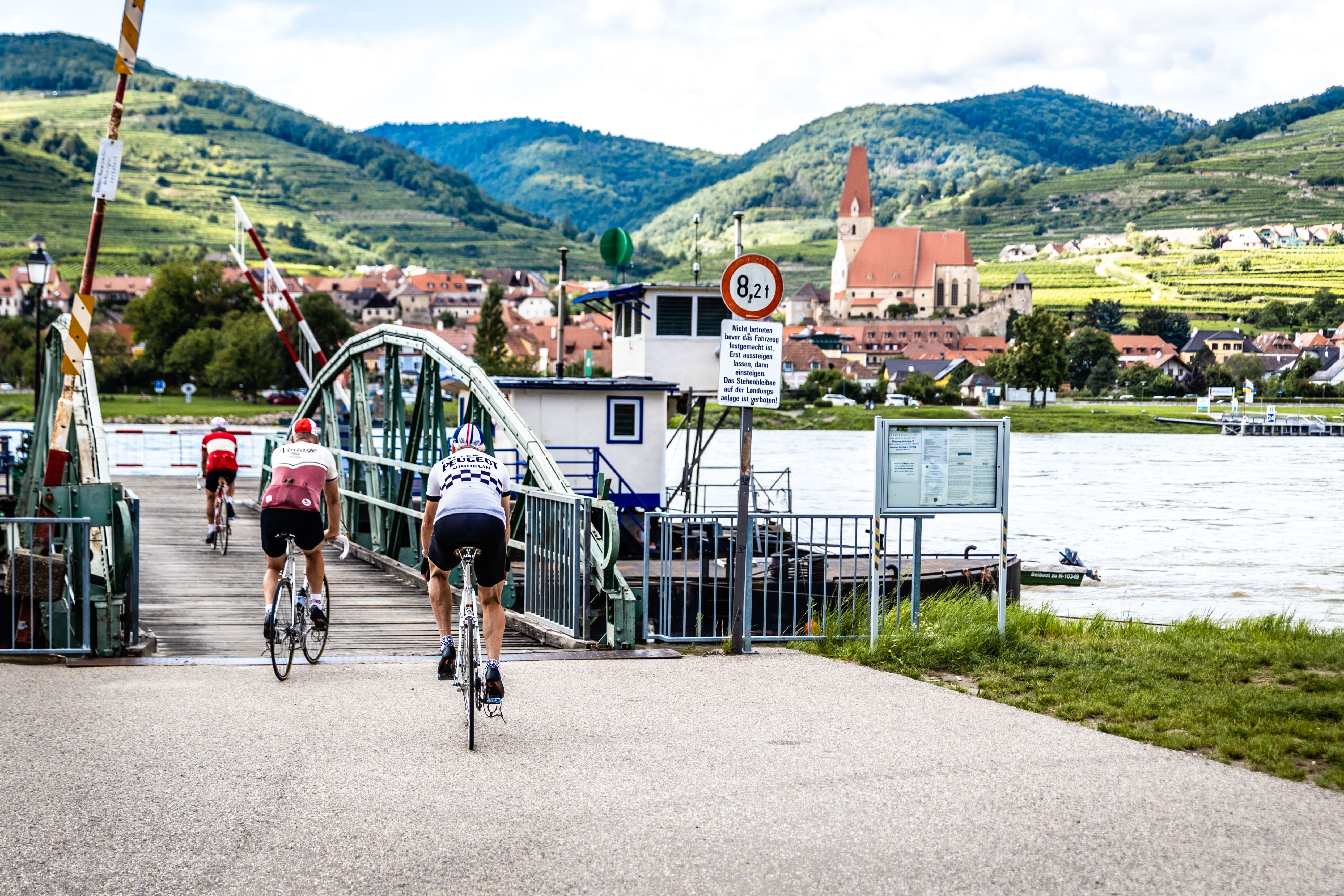 Fähre in Spitz legt an