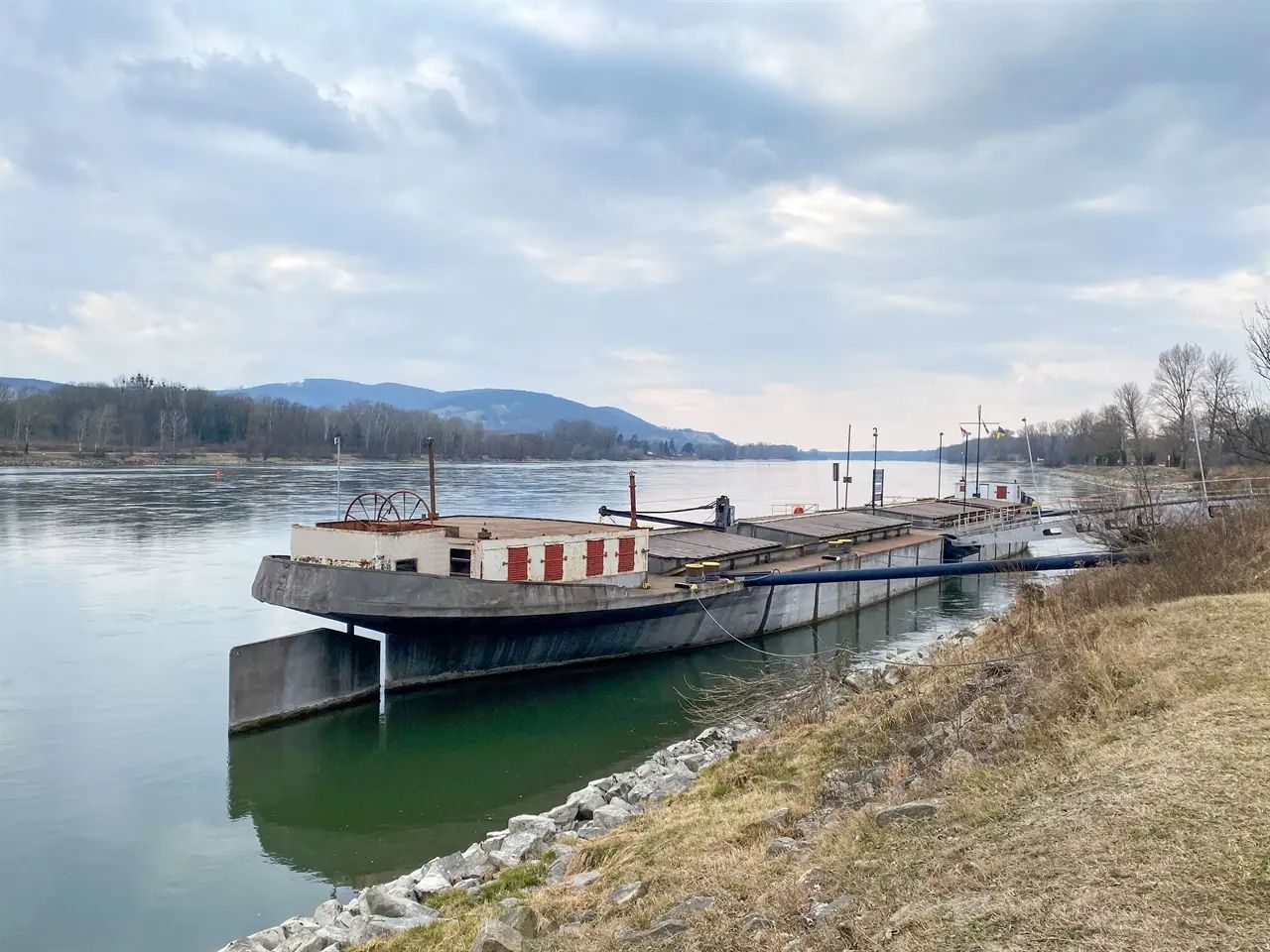 Ein altes Schiff liegt an der Donau bei Korneuburg vor Anker.