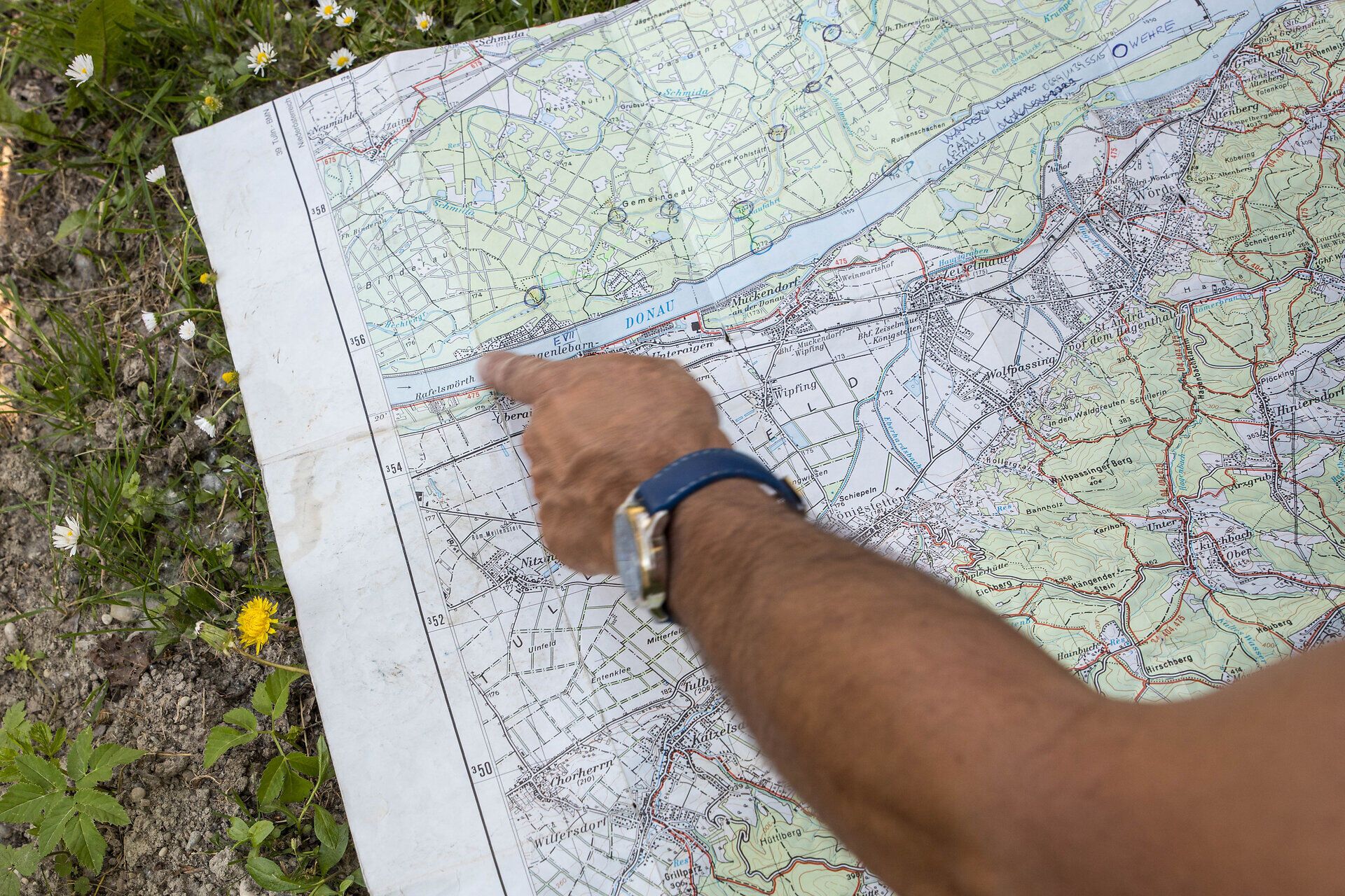 Auf einer Regionskarte zeigt ein Mann, wo man sich gerade befindet.