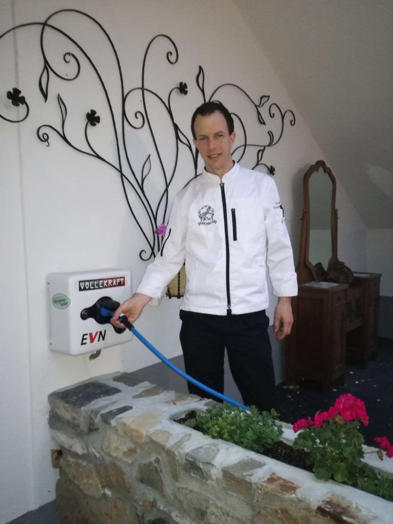 Roman Siebenhandl steht neben der E-Ladestation 