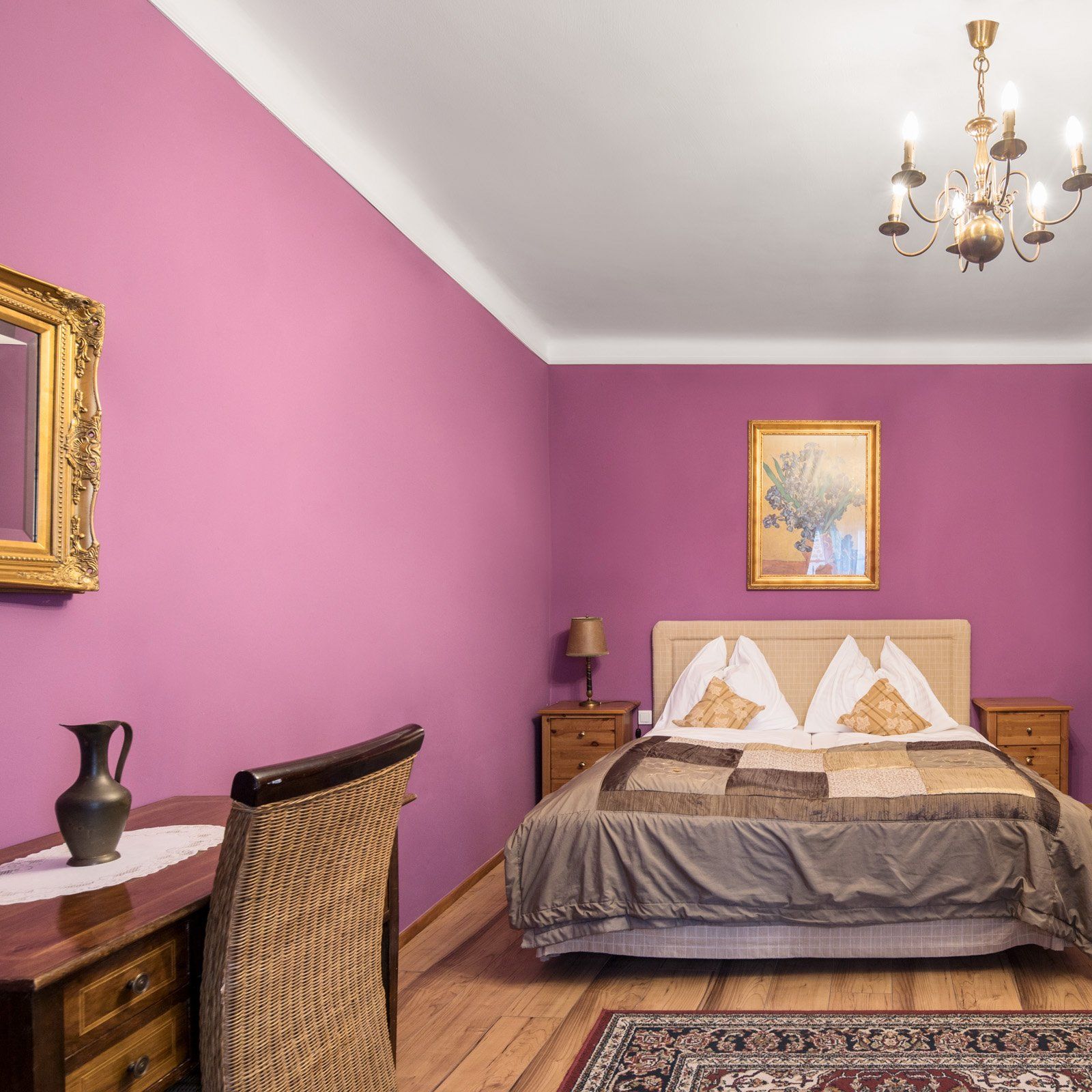 Ein gemütliches Gästezimmer mit Doppelbett und Kronleuchter