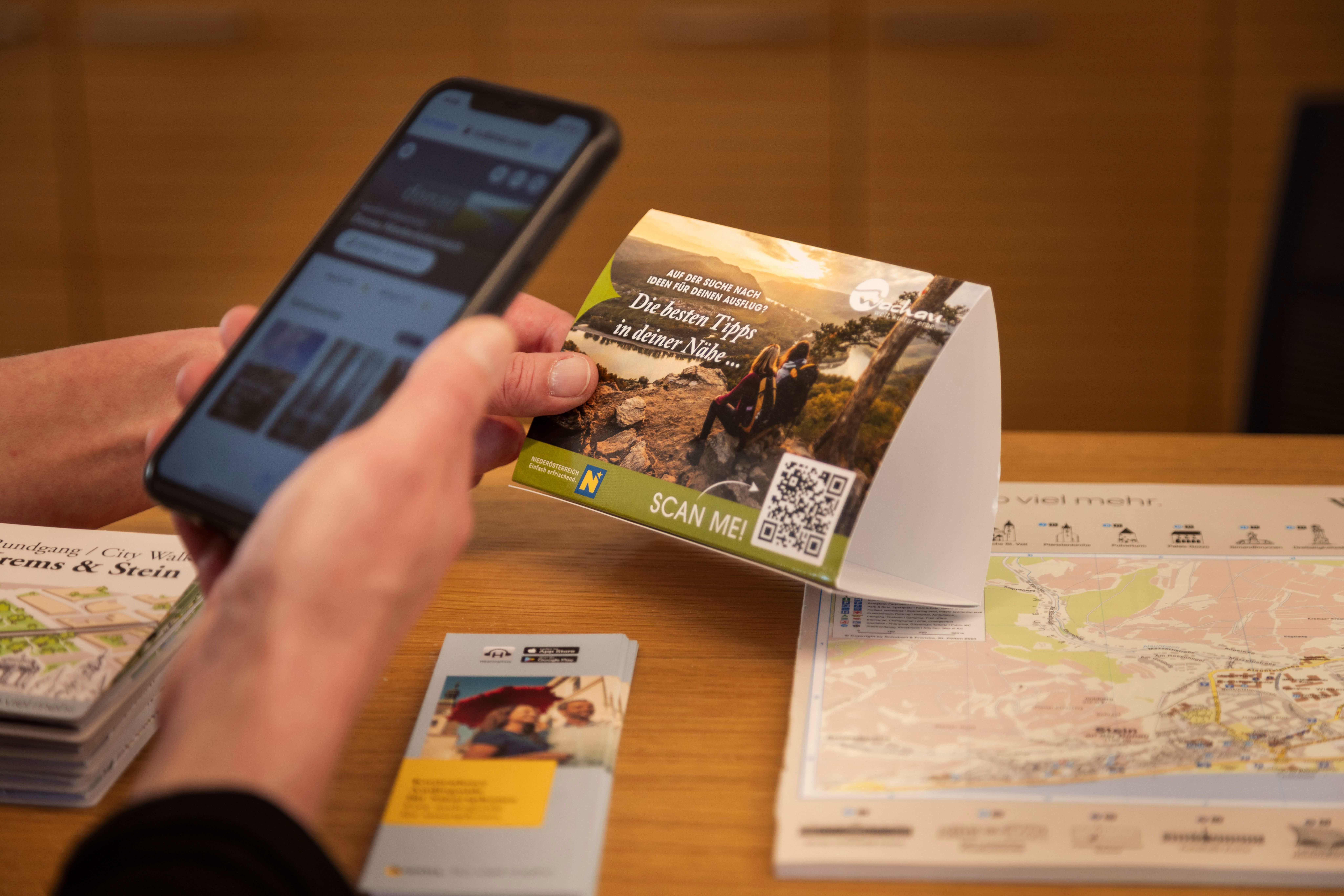 Handy scannt QR-Code bei Tischaufsteller