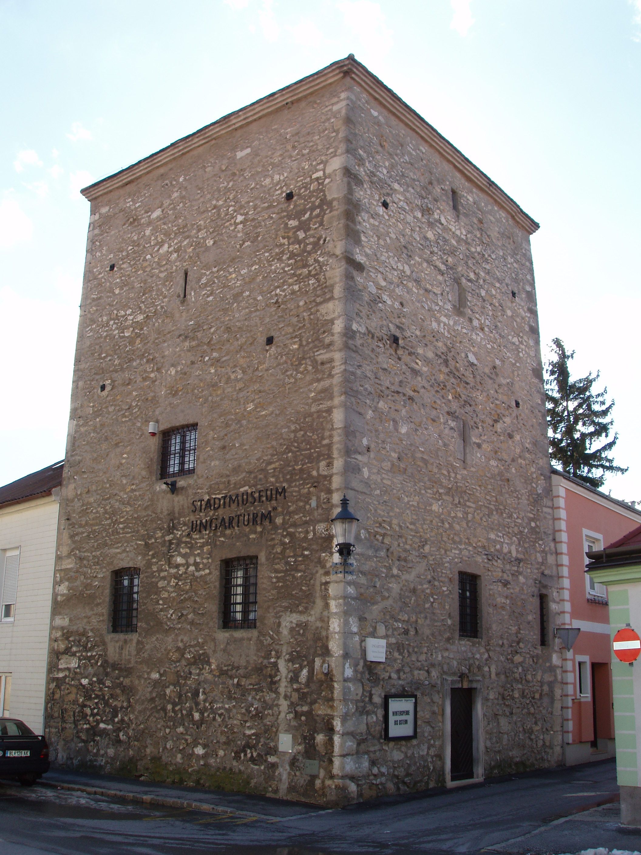 Der Ungarturm in Bruck an der Leitha, ein historisches Gebäude aus Stein mit kleinen Fenstern, beherbergt das Stadtmuseum.