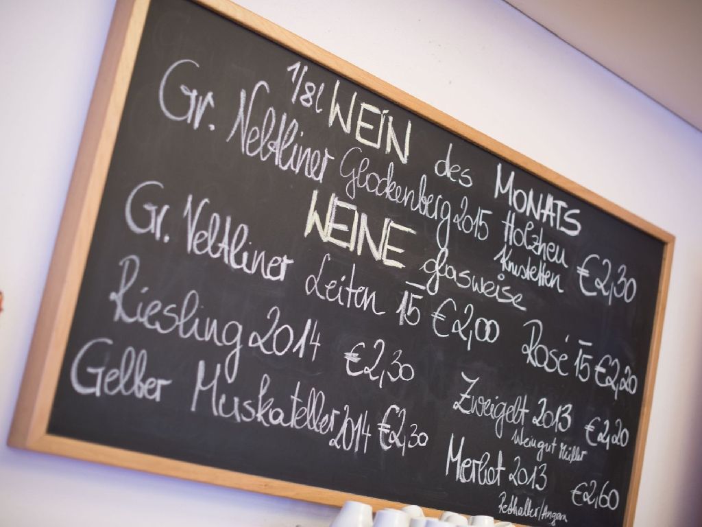 Tafel mit Weinauswahl und Preisen in einem Restaurant.