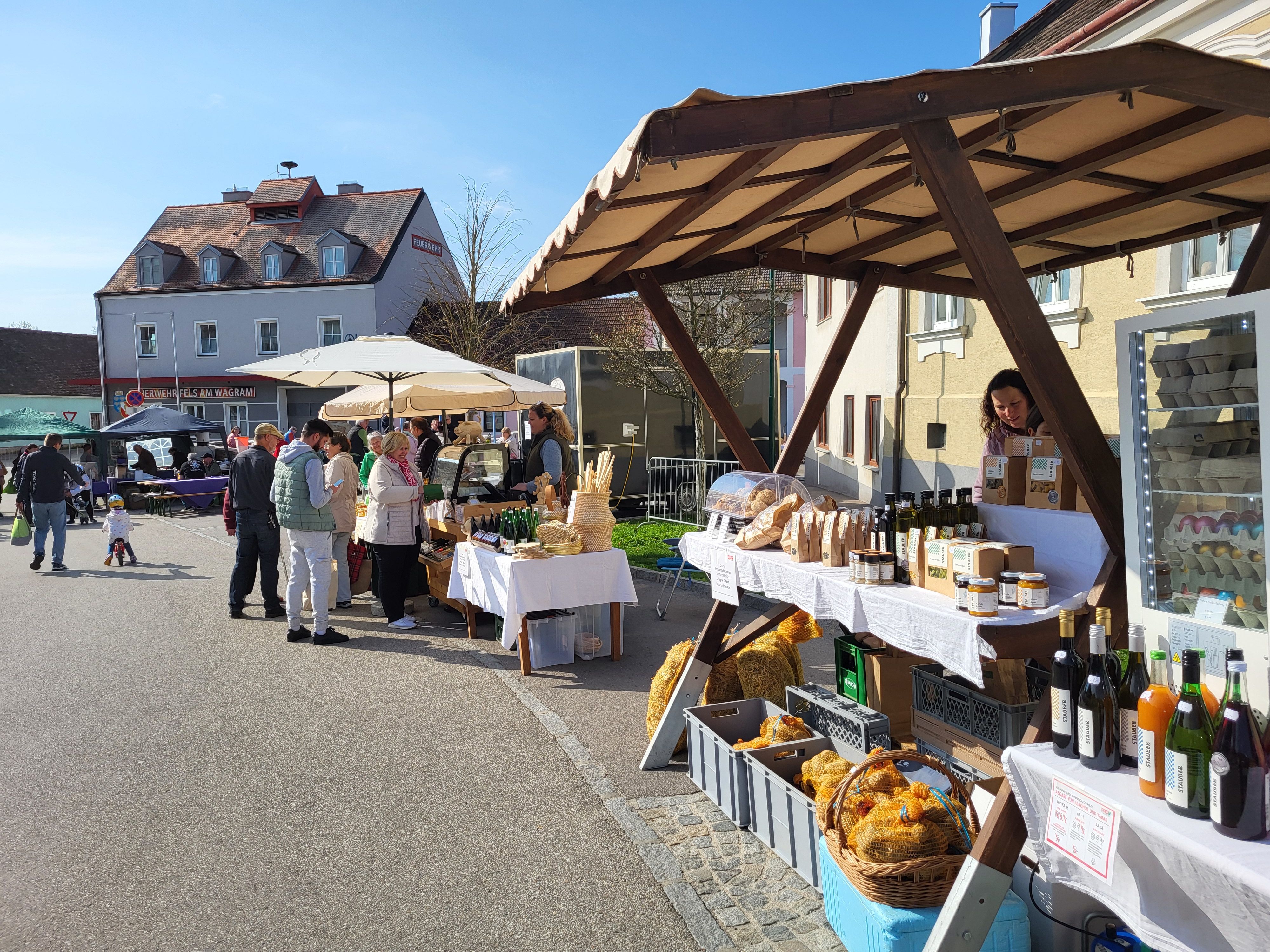 Markt am Hauptplatz in Fels, im Vordergrund regionale Produkte.