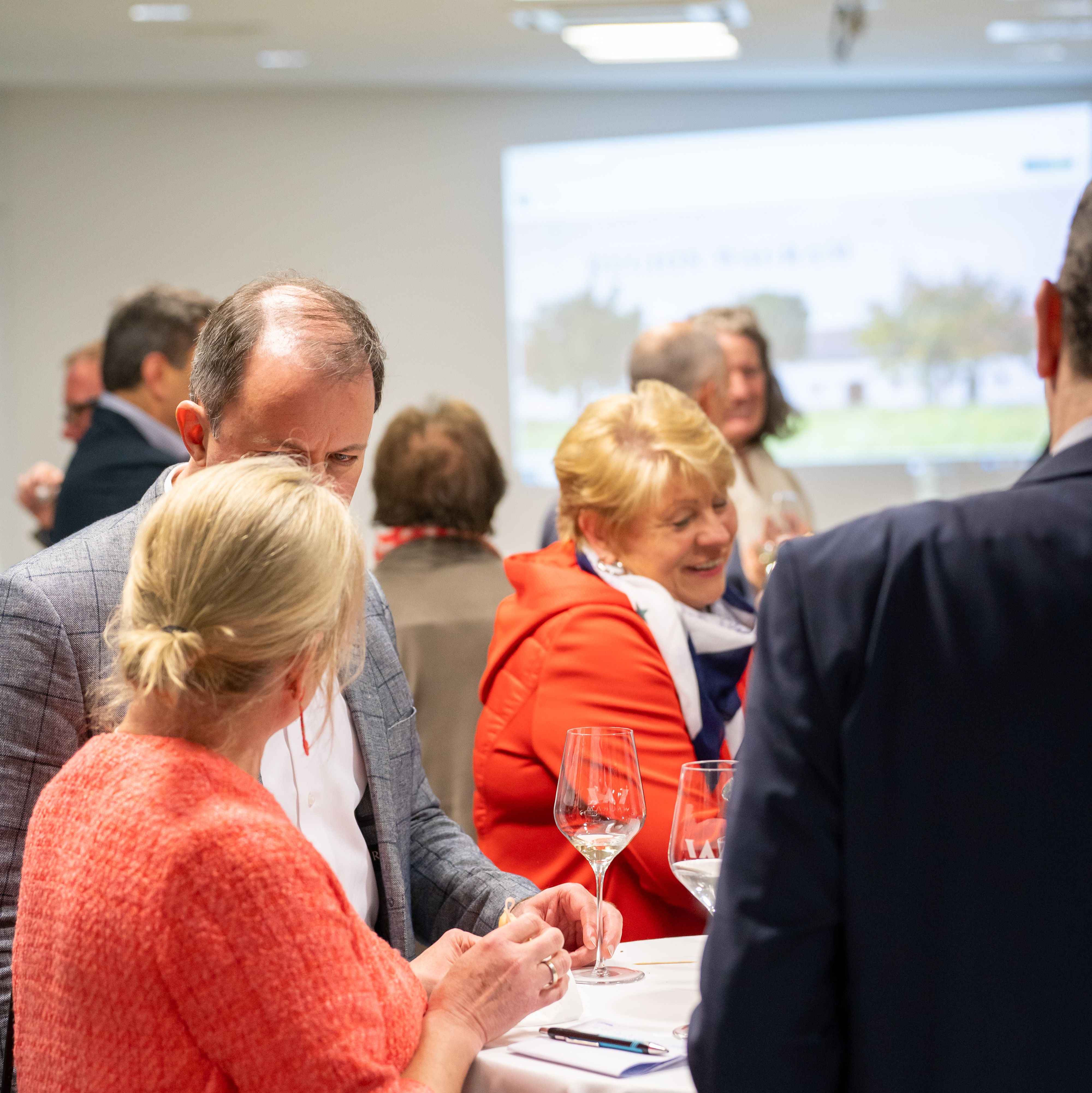 Teilnehmerinnen und Teilnehmer im Austausch beim Tourismusdialog am Wagram 2026.