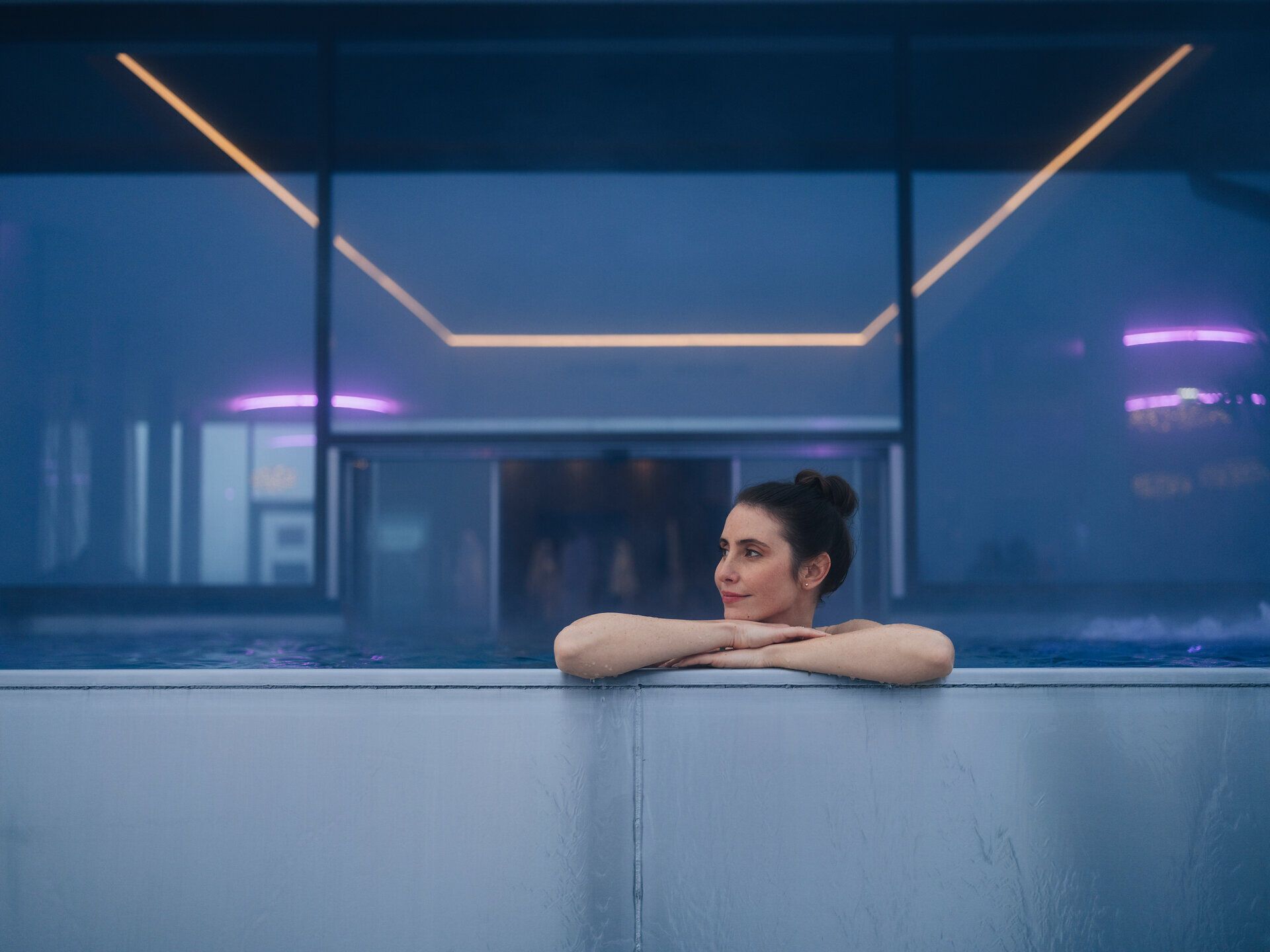 In einem stilvollen Ambiente lädt der Poolbereich zum Entspannen ein, während sanfte Dämpfe die Luft umhüllen. Die harmonische Verbindung von Wasser und Licht schafft eine beruhigende Atmosphäre, die zum Verweilen einlädt.