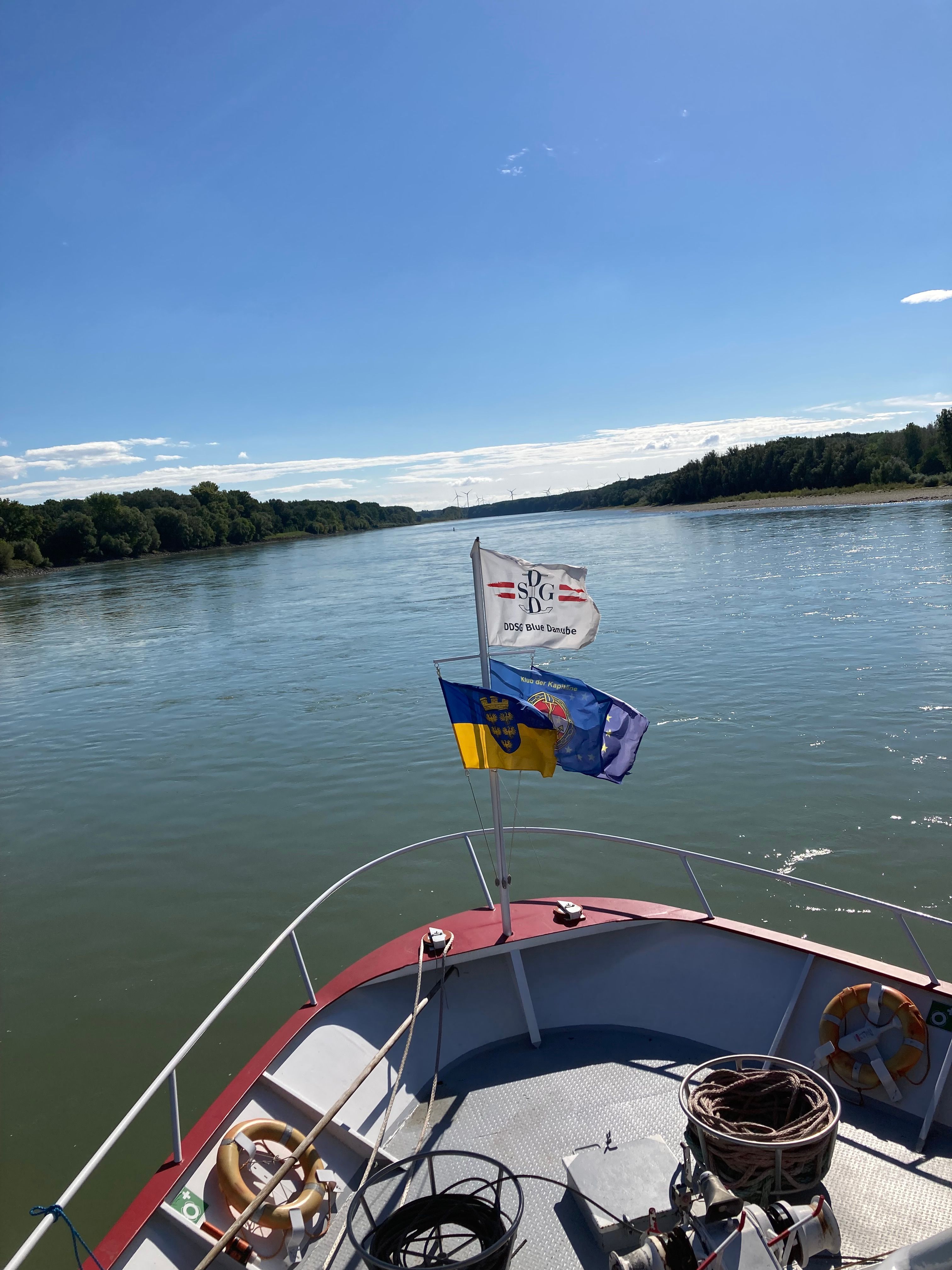 Aufnahme von einem Schiff. Blick aufs Wasser. 