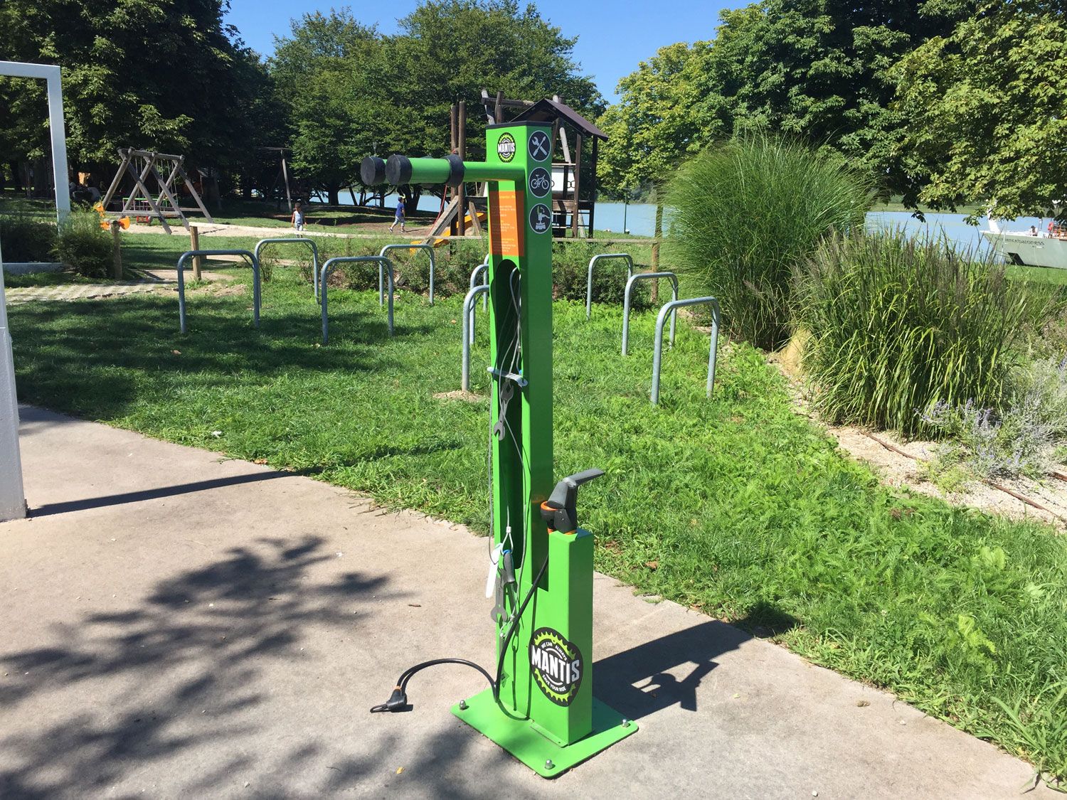 Fahrradreparatursäule steht an der Donaulände ersichtlich ist eine Luftpumpe, Zange und Schraubenschlüssel 
